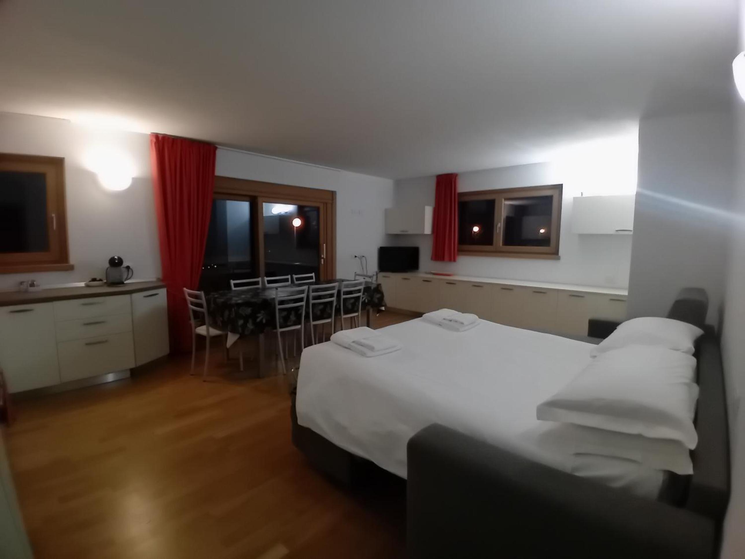 Three-Bedroom Apartment with Mountain View photo 2
