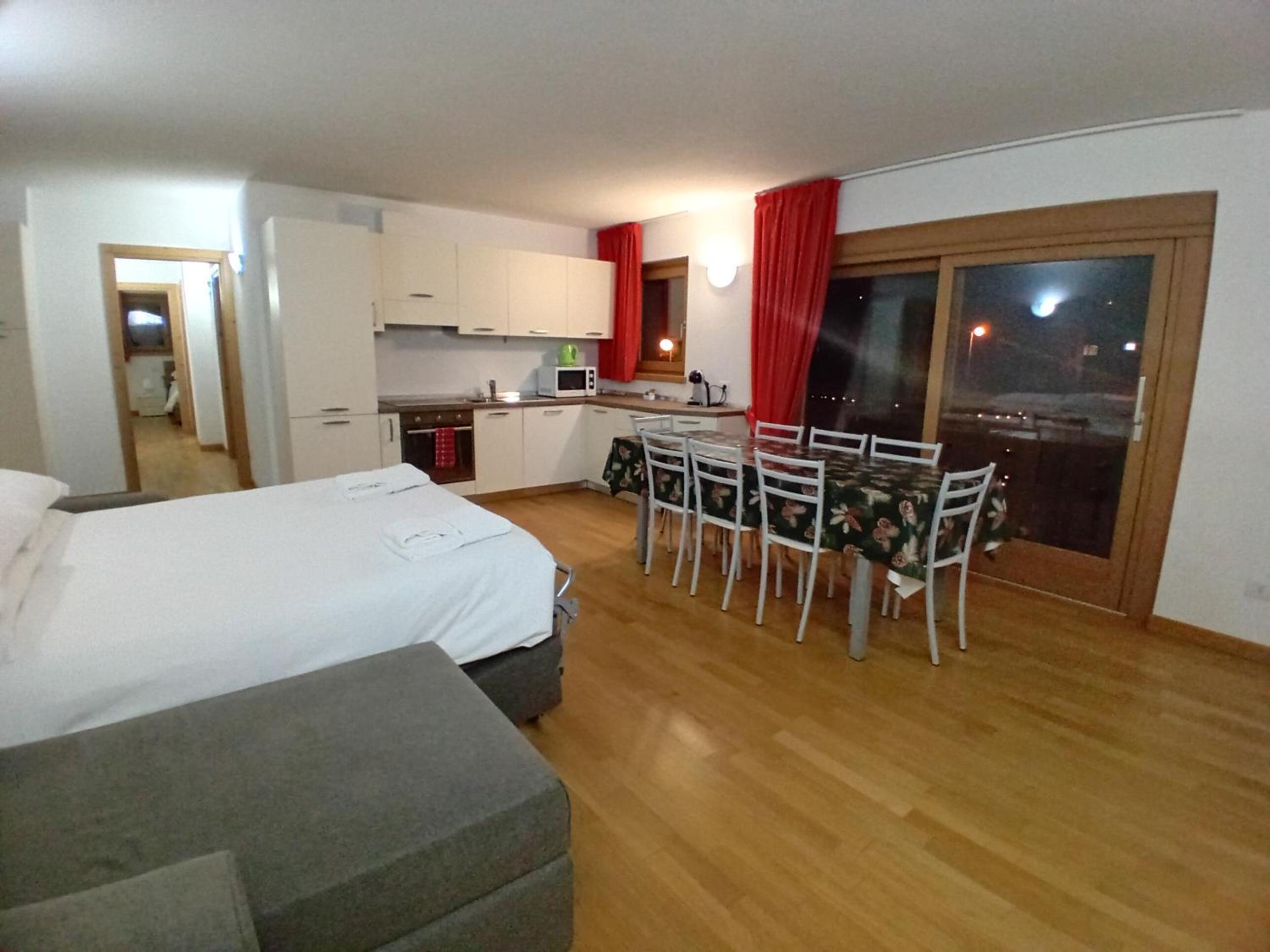 Three-Bedroom Apartment with Mountain View photo 3