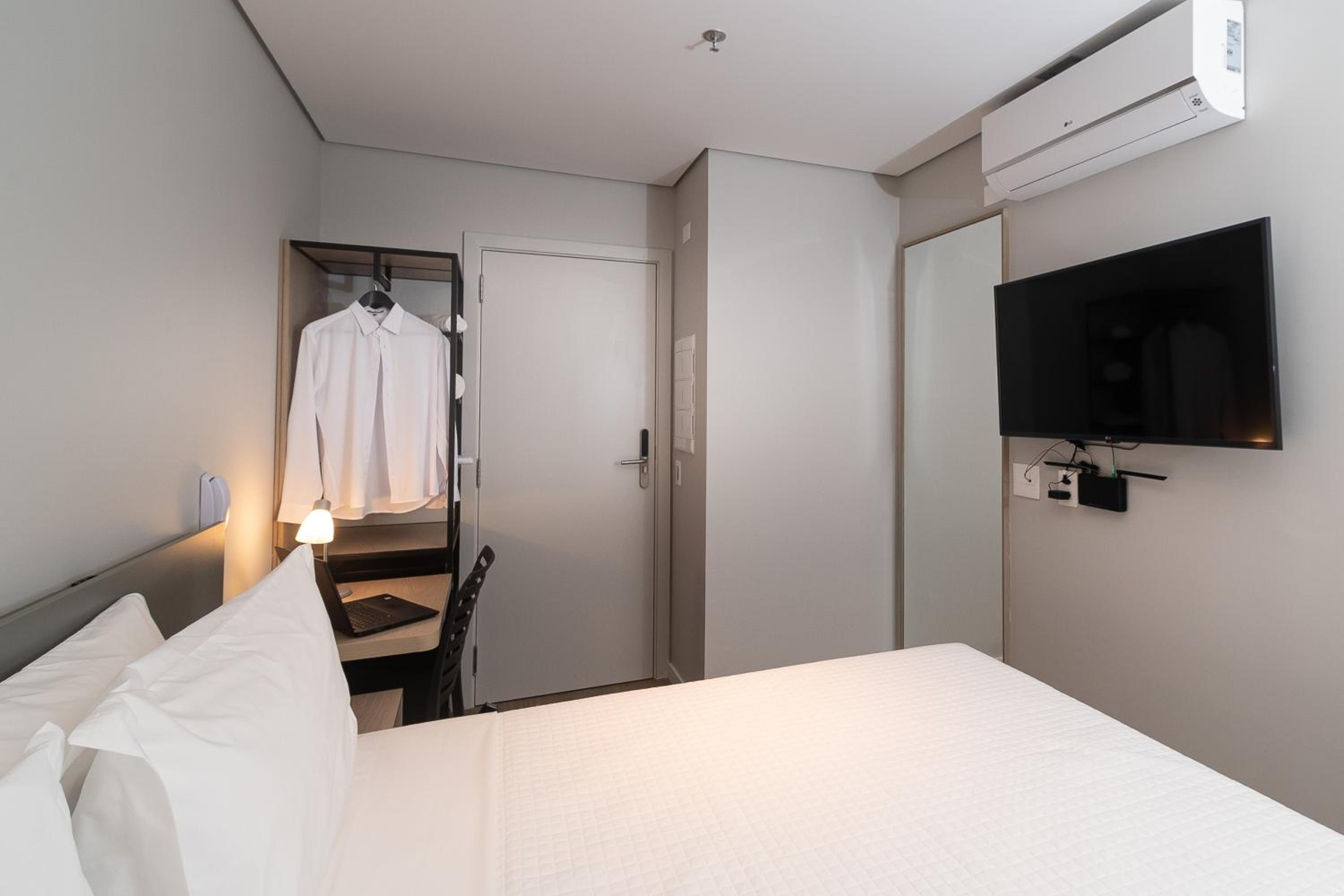 Executive Studio, 1 Queen Bed thumbnail 6