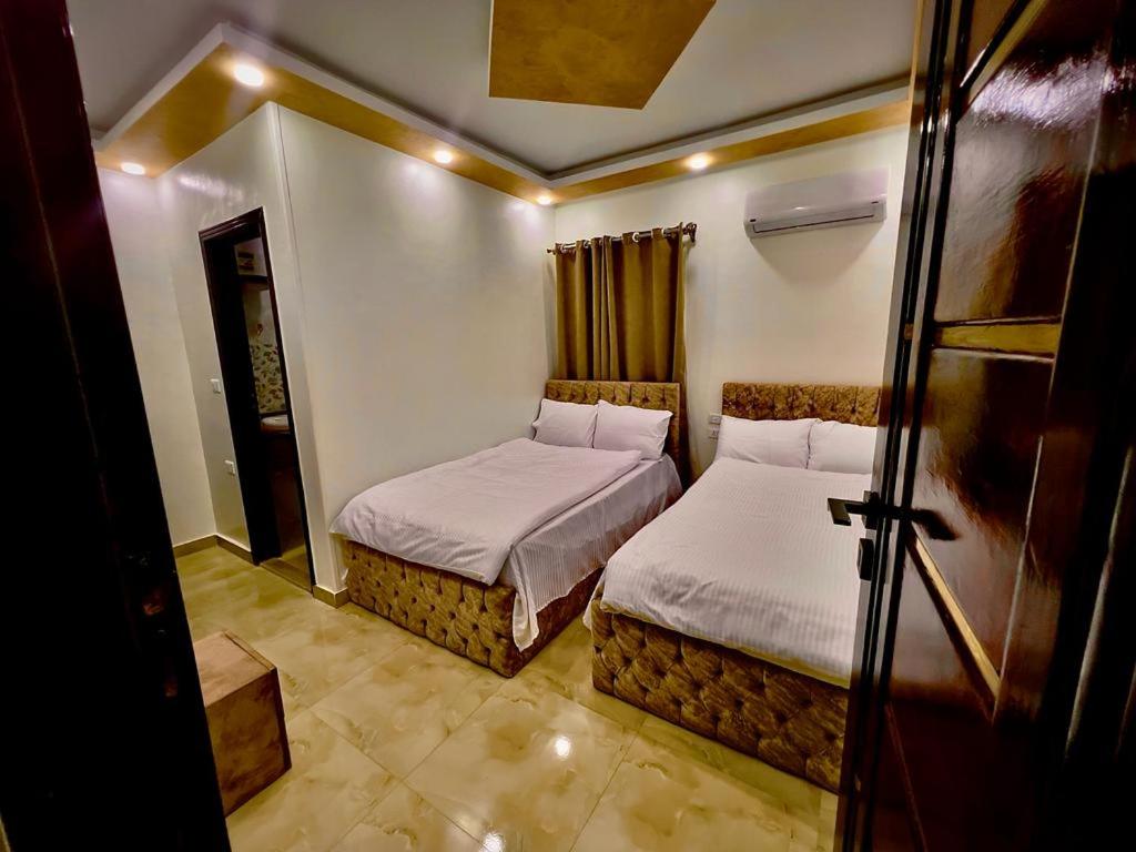 Standard Queen Room