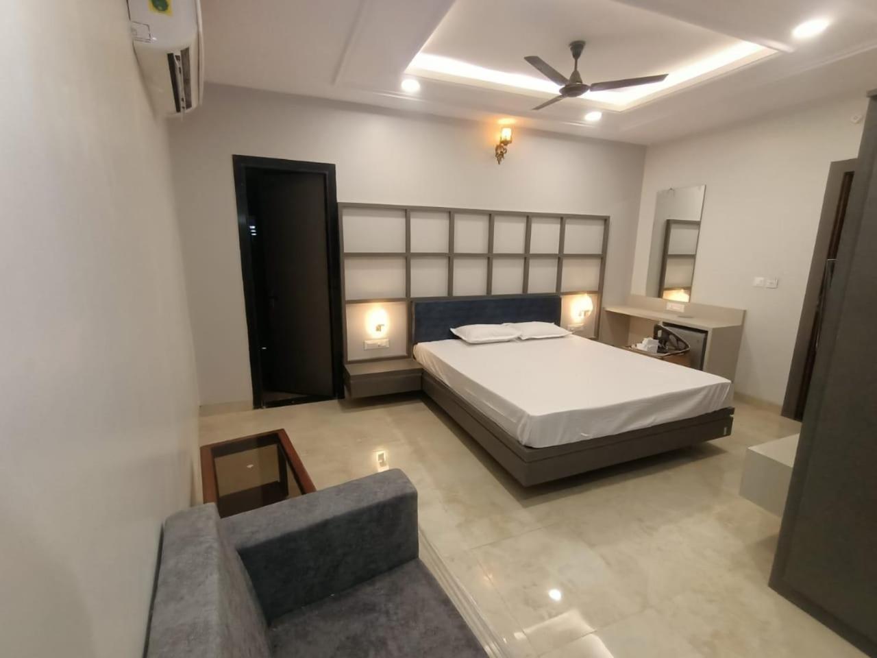 Deluxe Room - Photo 15