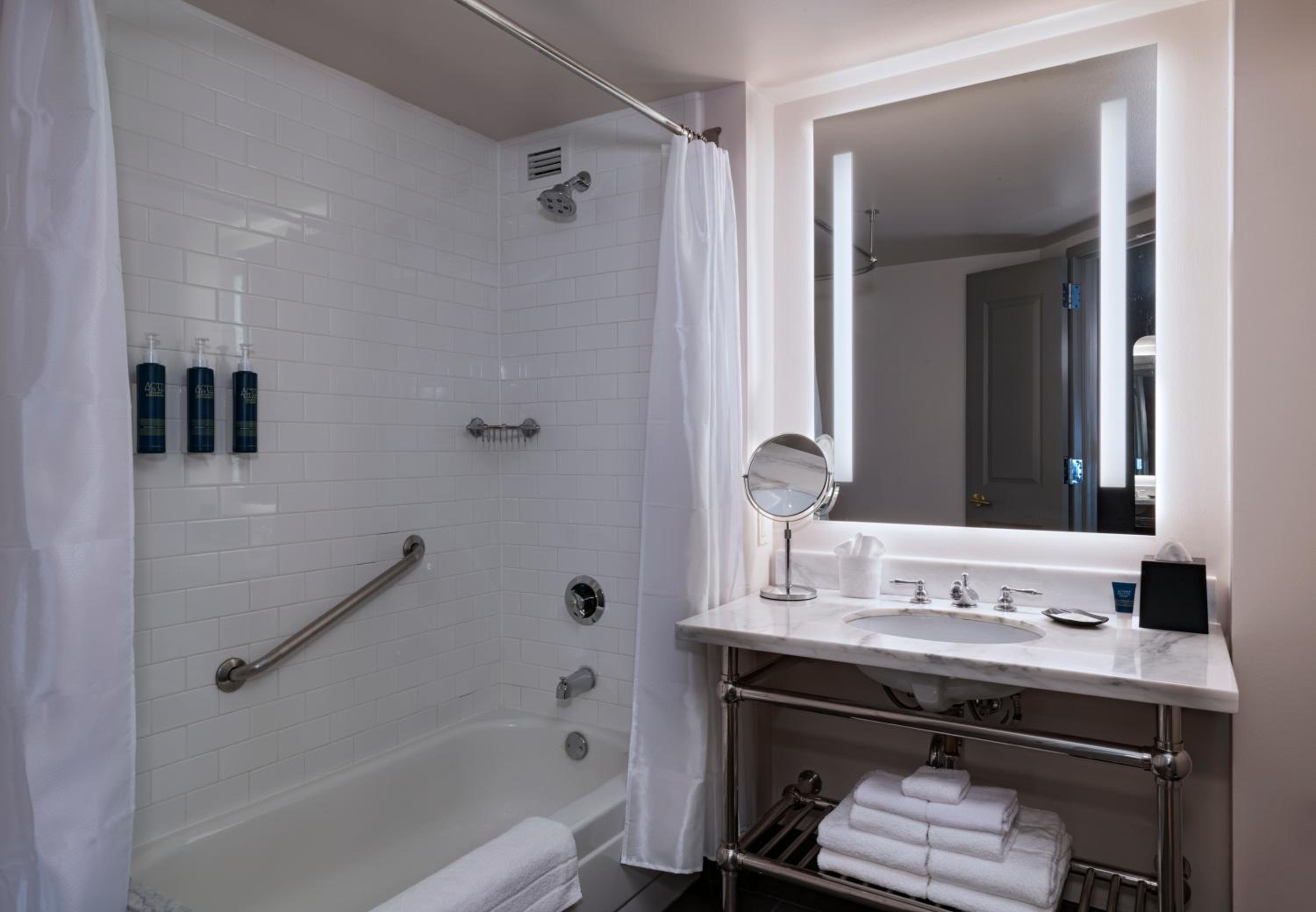 King Room with Adapted Tub - Mobility and Hearing Accessible