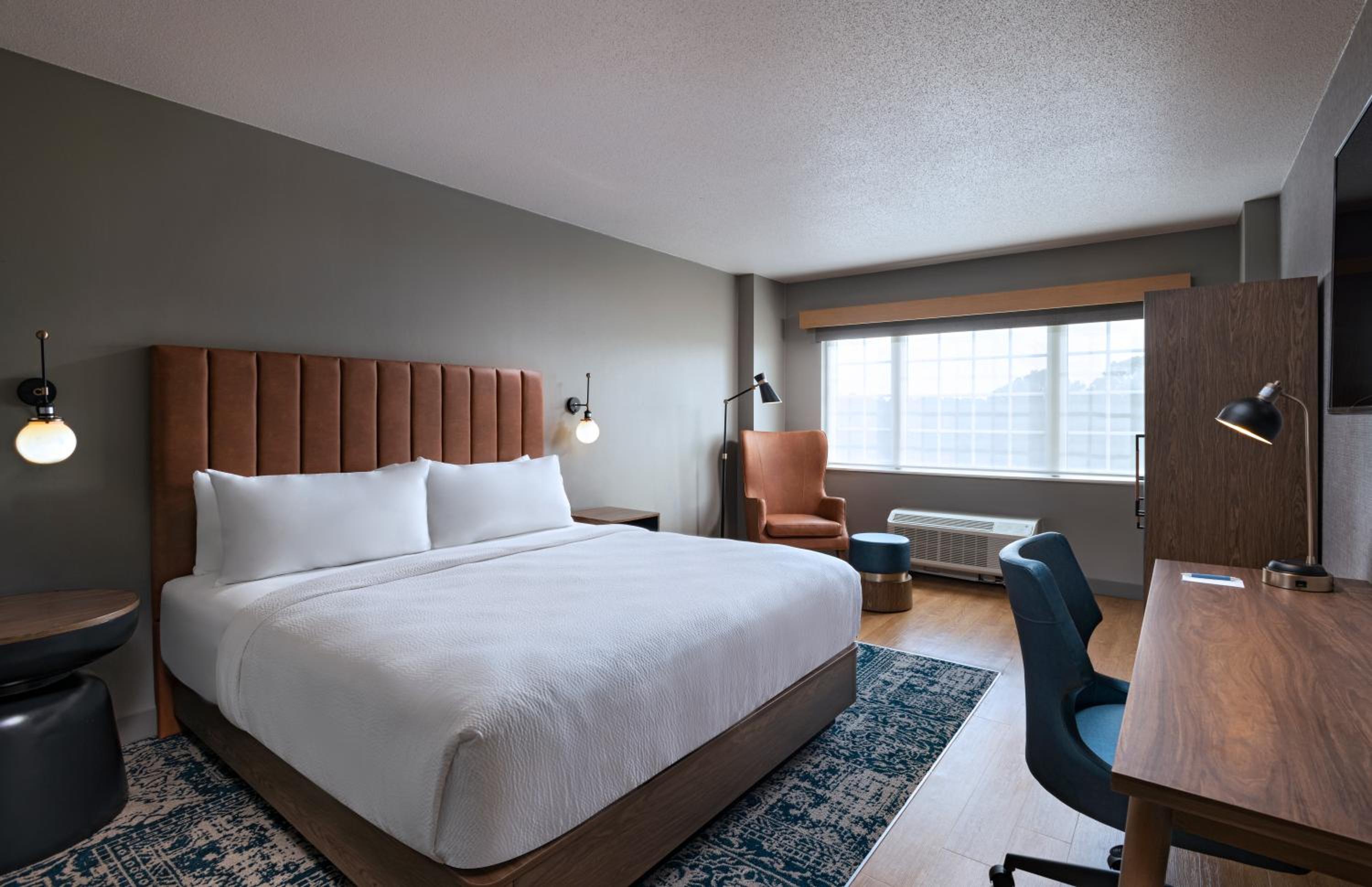 Deluxe King Room with Adapted Tub - Mobility and Hearing Accessible