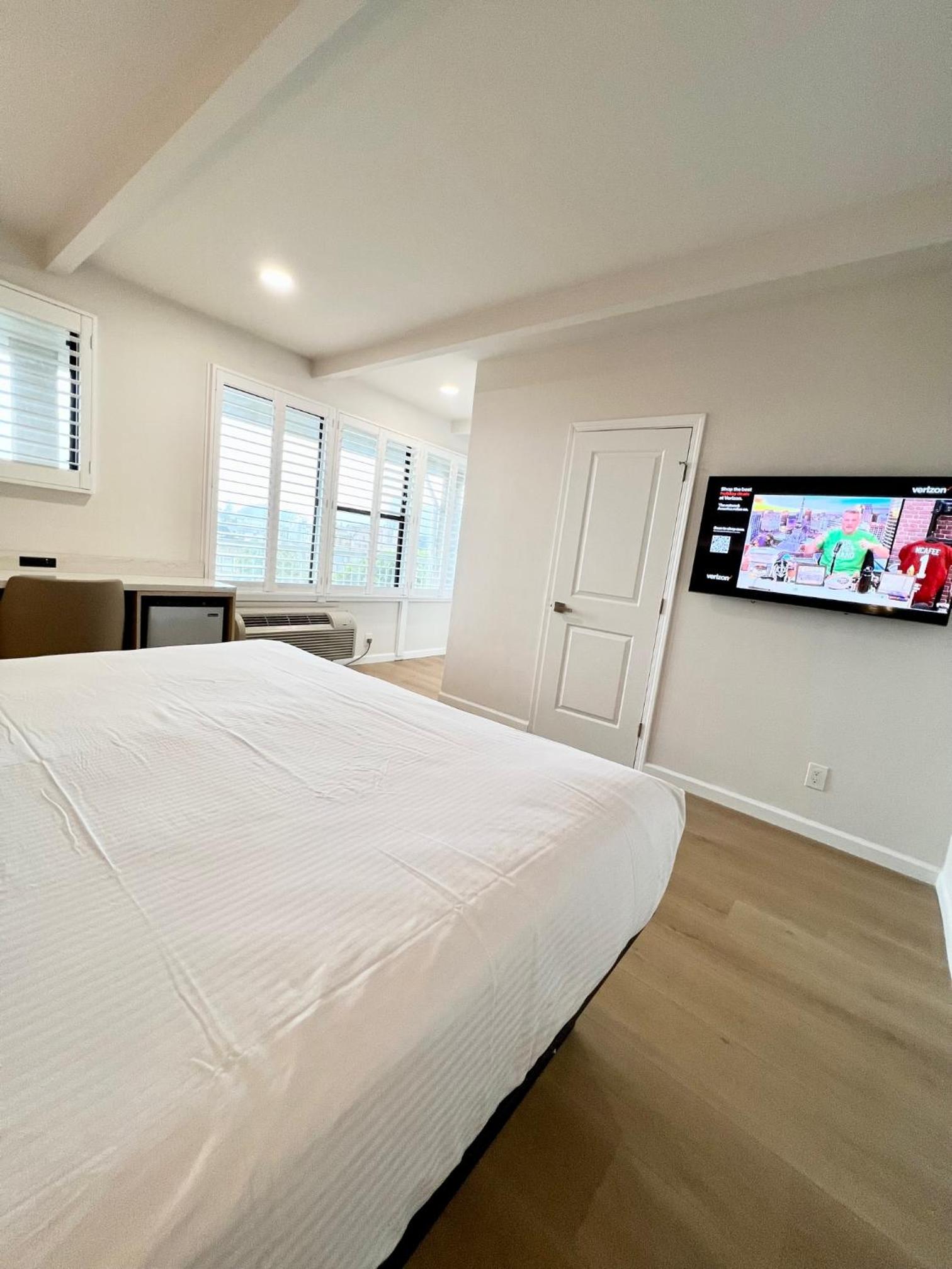 Deluxe King Room - Non-Smoking - Photo 7