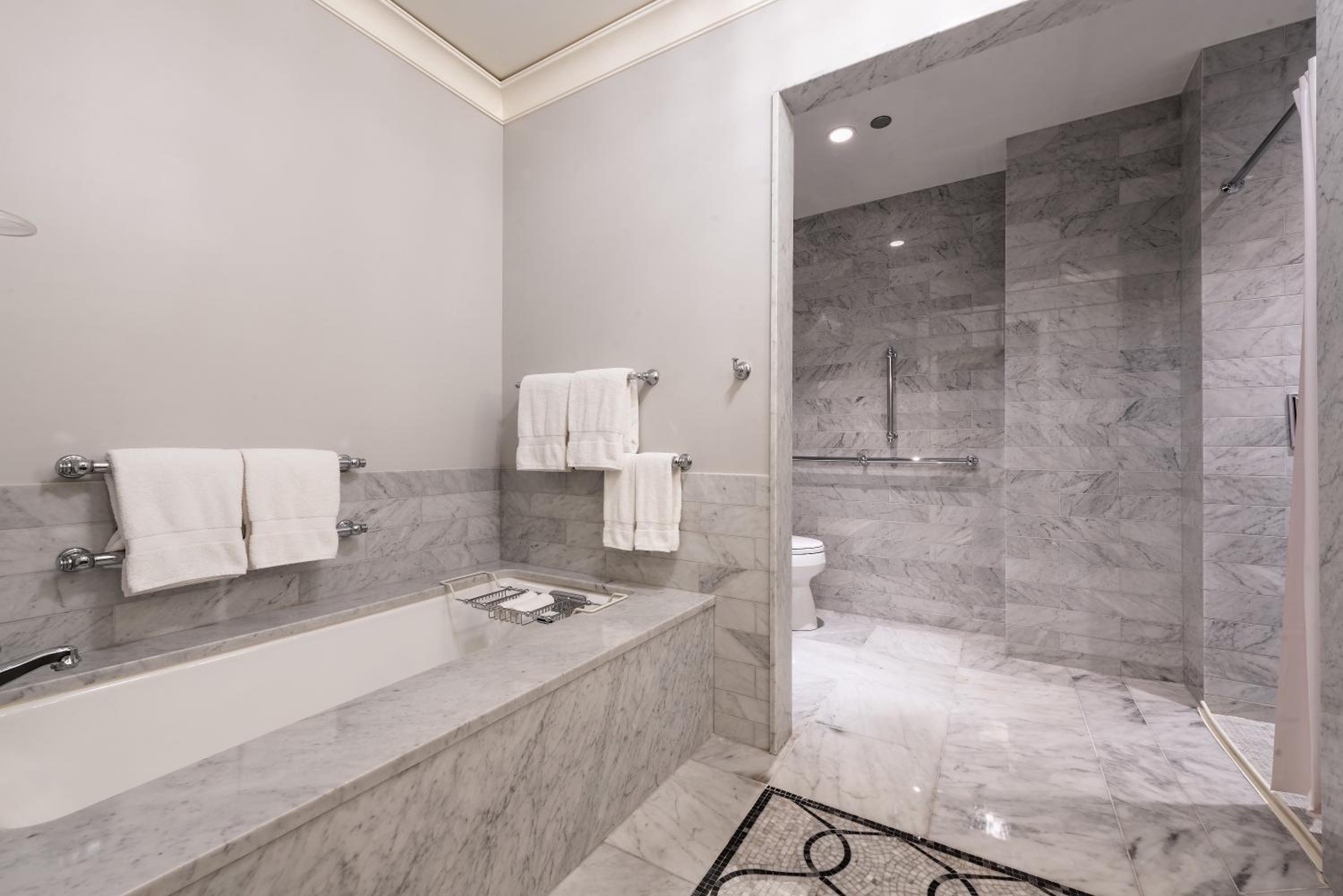 Junior Suite with Fireplace and Roll-in Shower - Mobility Access - Photo 5