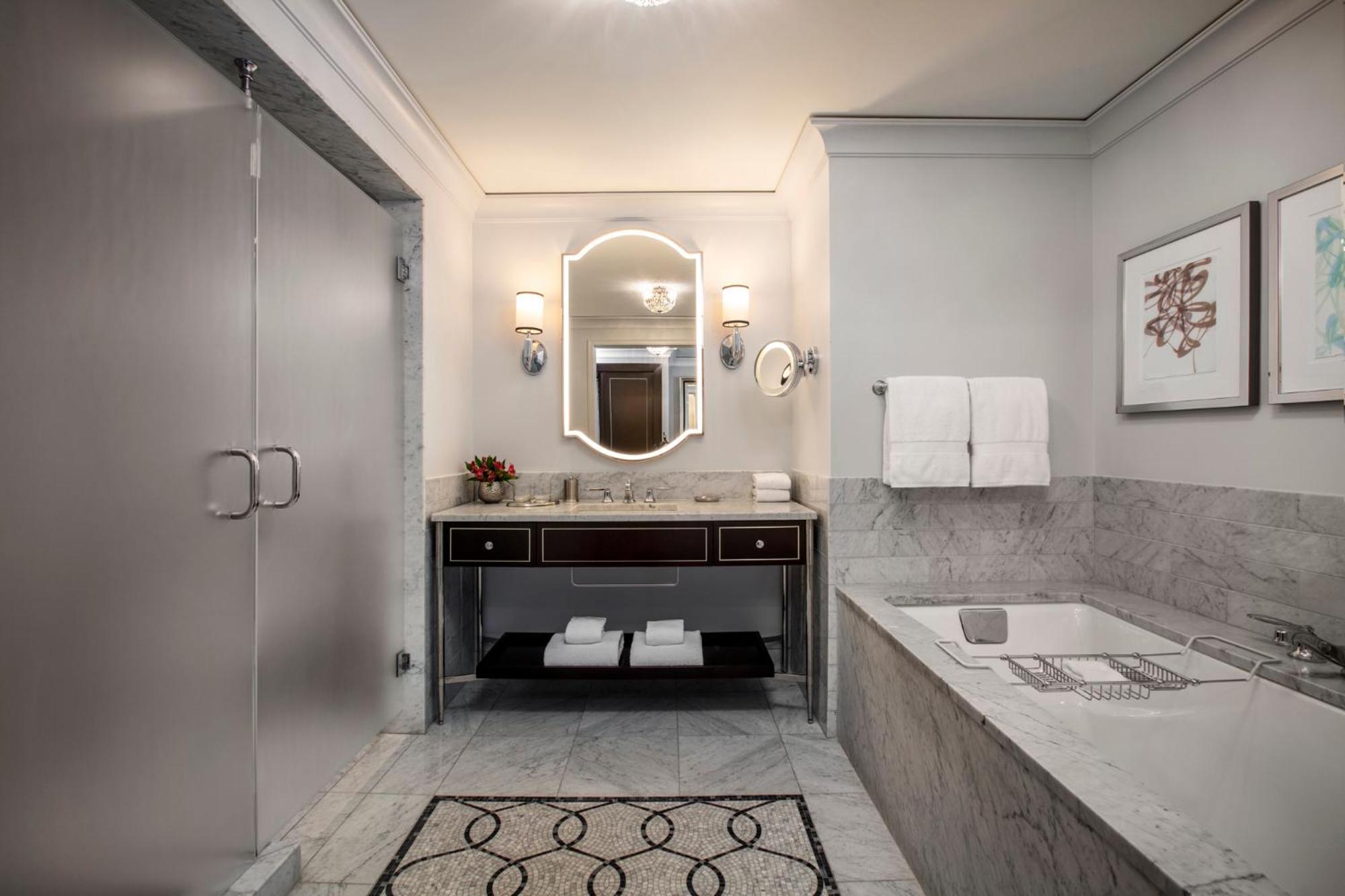 Deluxe King Room with Fireplace - Photo 3