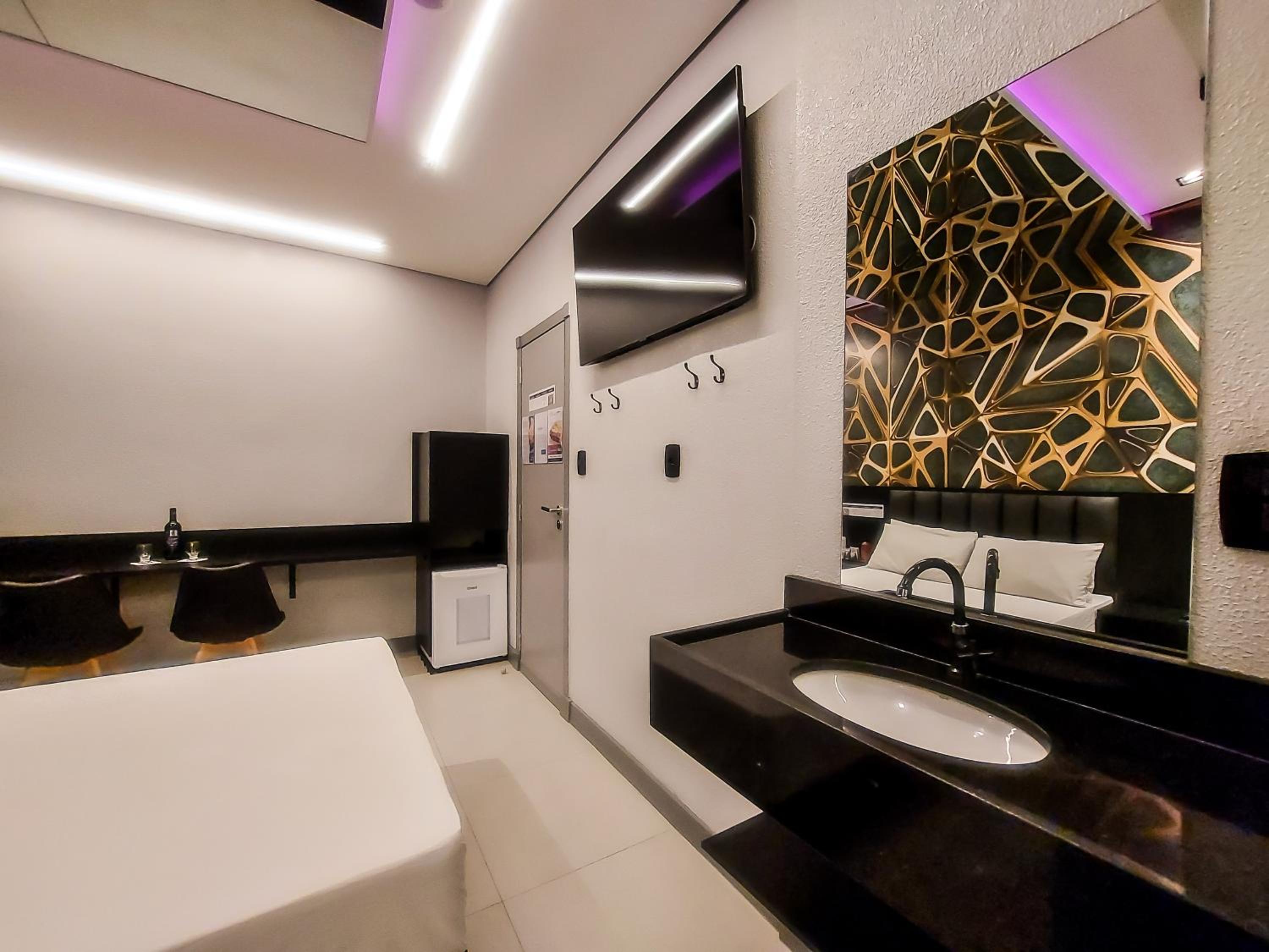 Deluxe Double Room with Bath - Photo 5