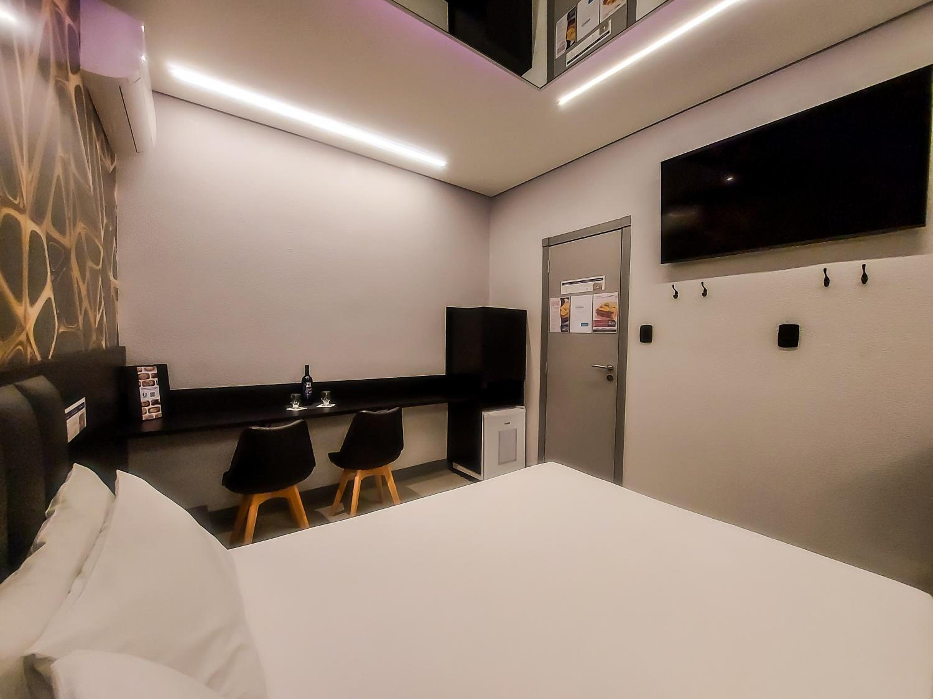 Deluxe Double Room with Bath - Photo 4