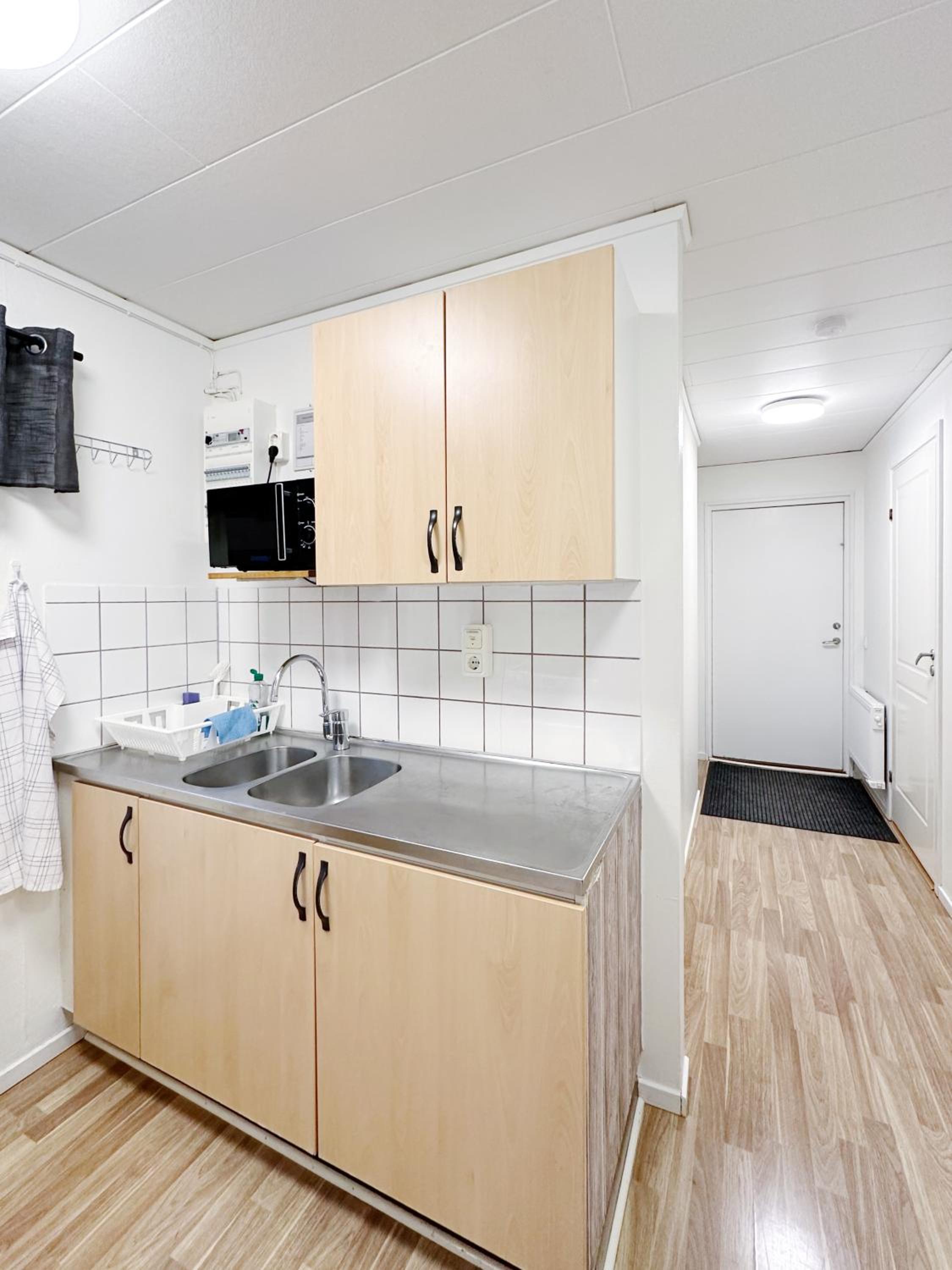 Three-bedroom House - Pets Allowed - Photo 15