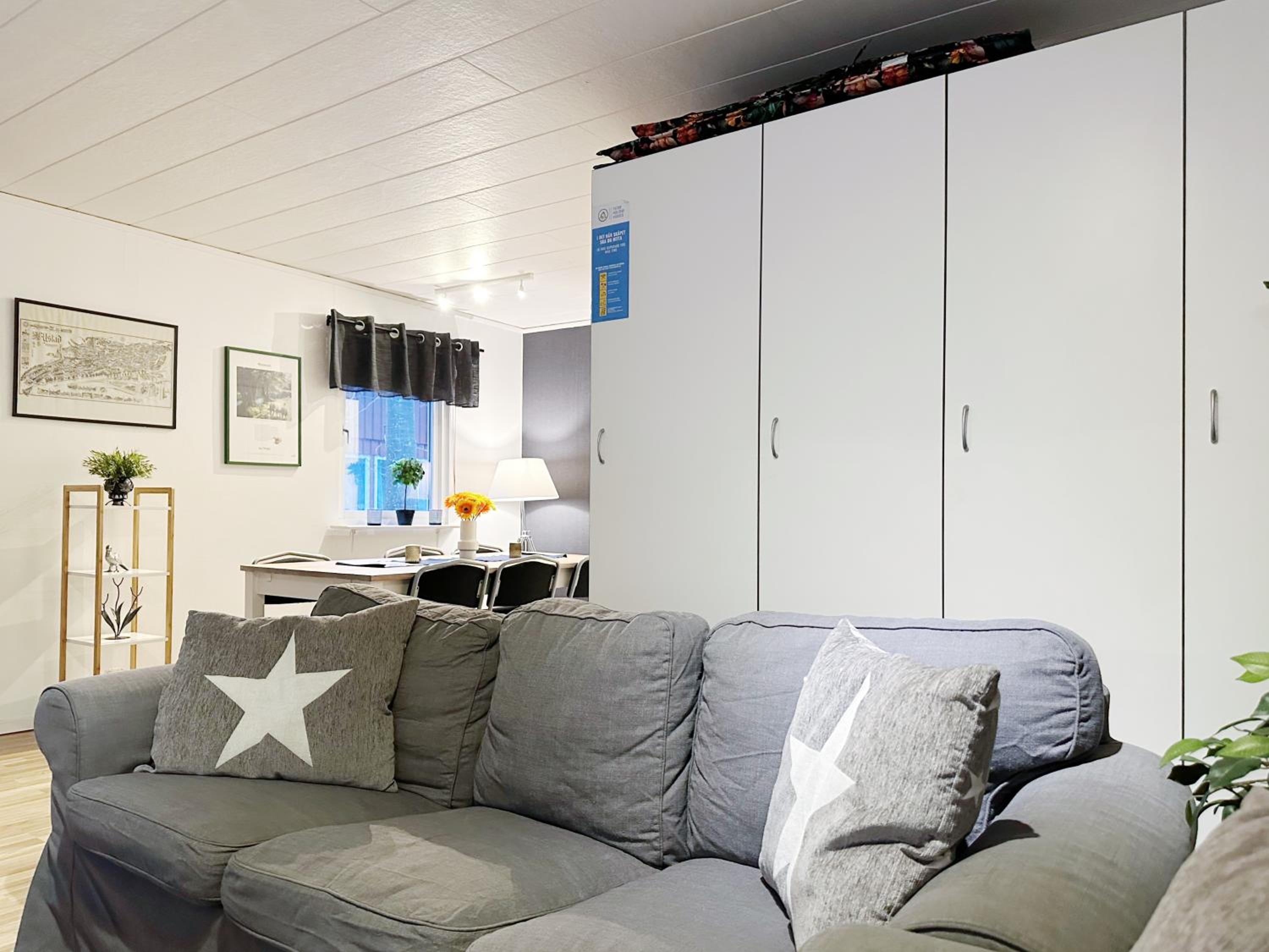 Three-bedroom House - Pets Allowed - Photo 27