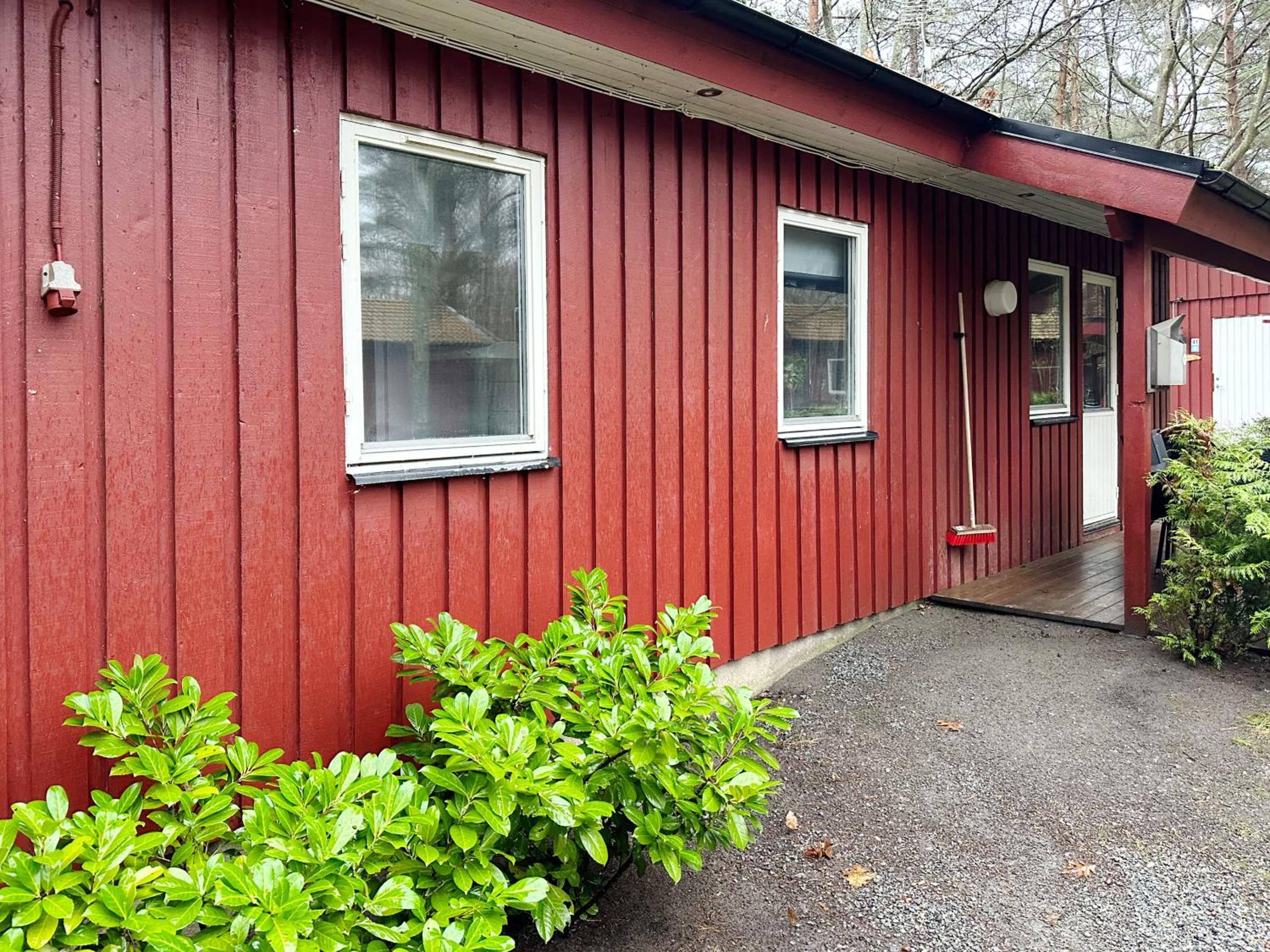 Three-bedroom House - Pets Allowed - Photo 6