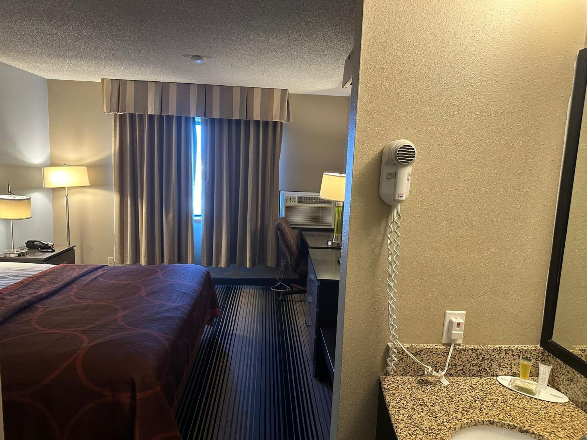 King Suite - Non-Smoking - Photo 2
