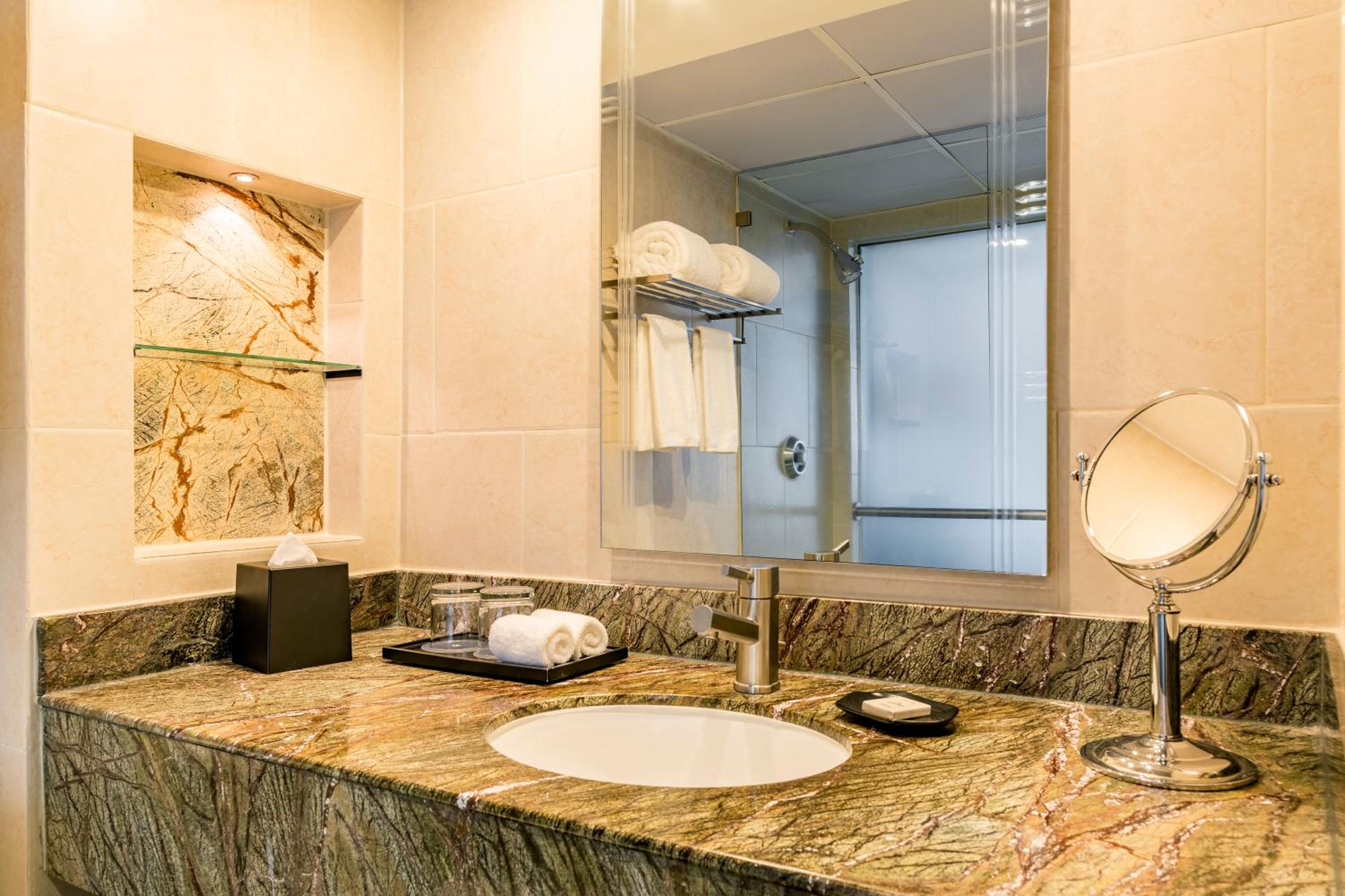 Executive, Club lounge access, Suite, 1 King, City view photo 2