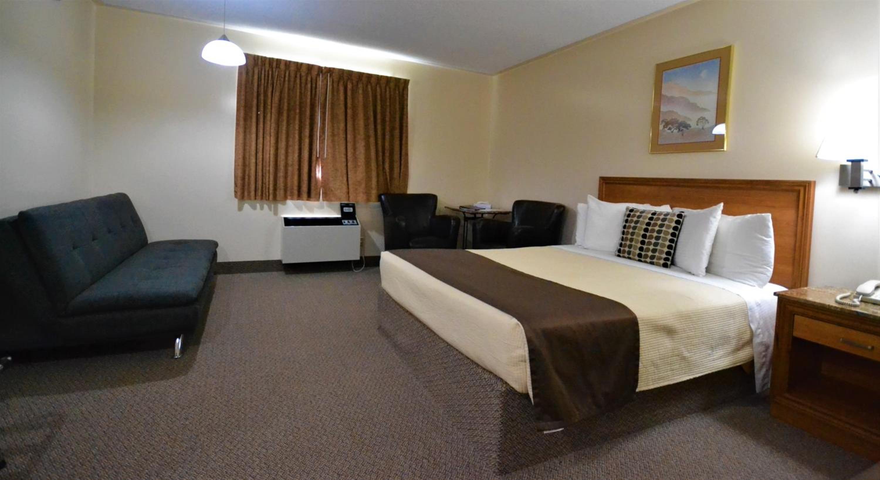 Deluxe Queen Room with Two Queen Beds - Photo 3