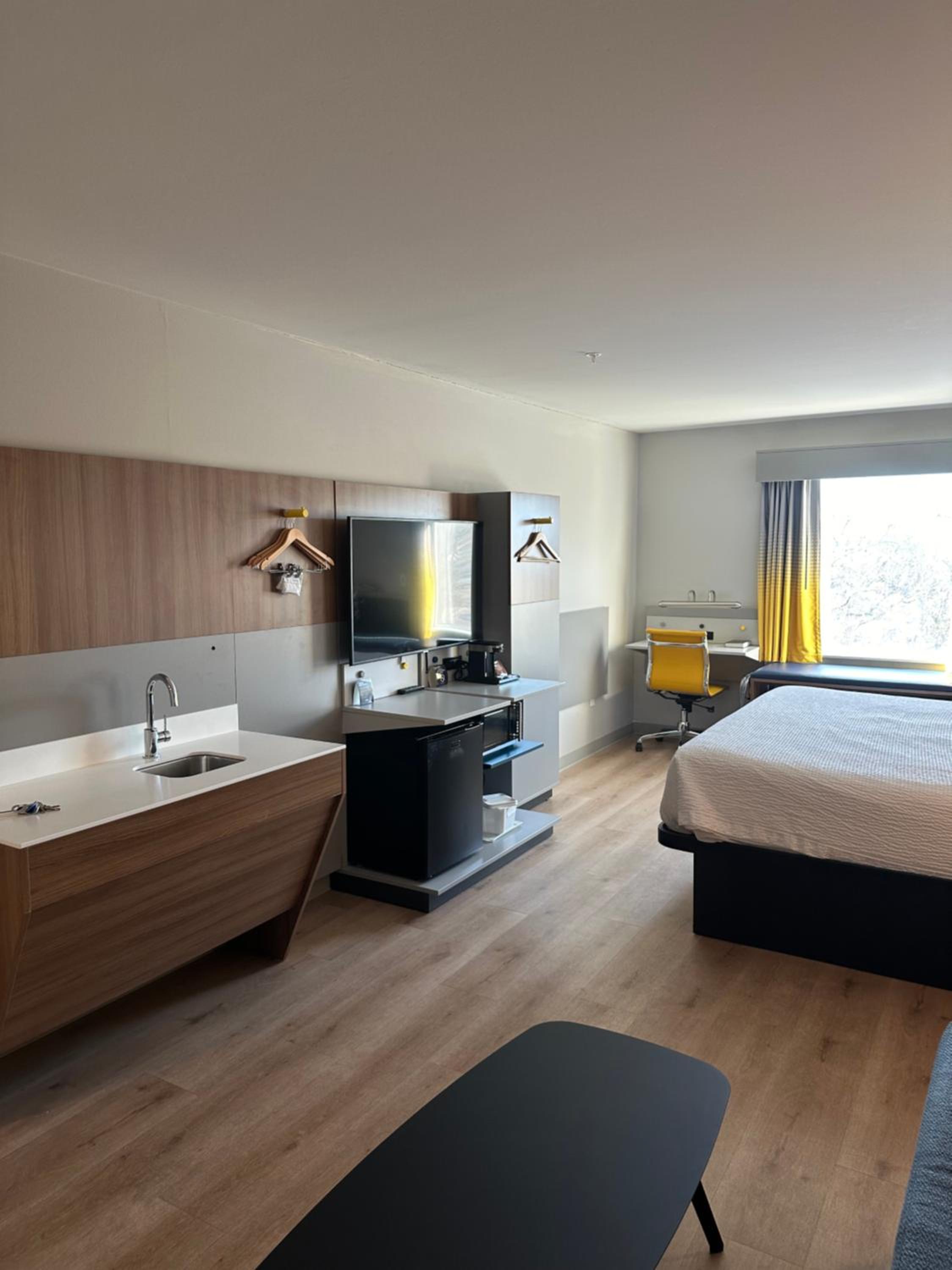 King Suite - Non-Smoking - Photo 3