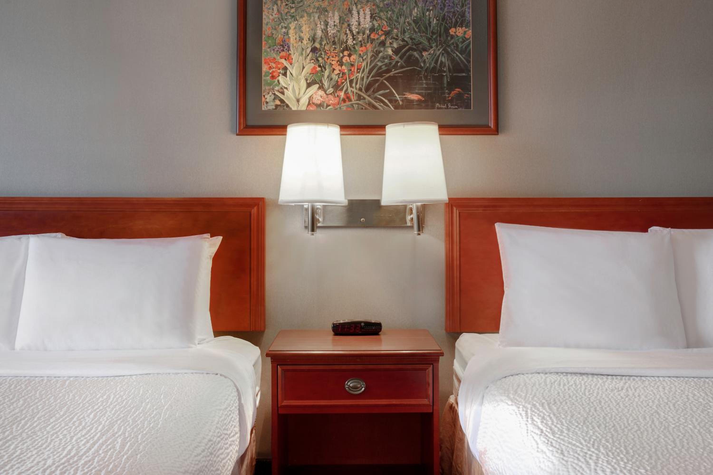 Queen Room with Two Queen Beds - Non-Smoking - Photo 4