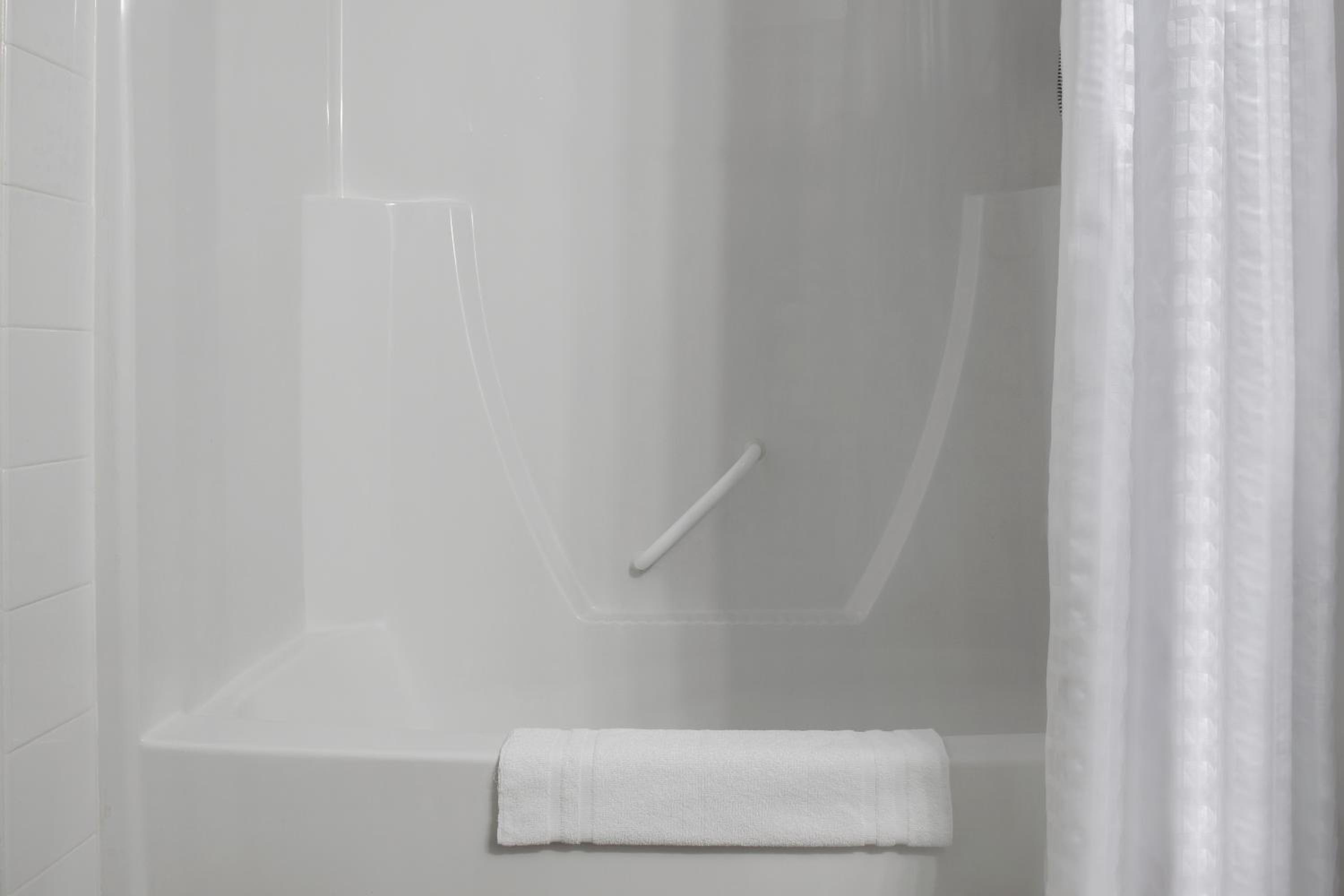 Room with One Queen Bed, Mobility Access and Bathtub with Grab Bars, Non-Smoking - Photo 3