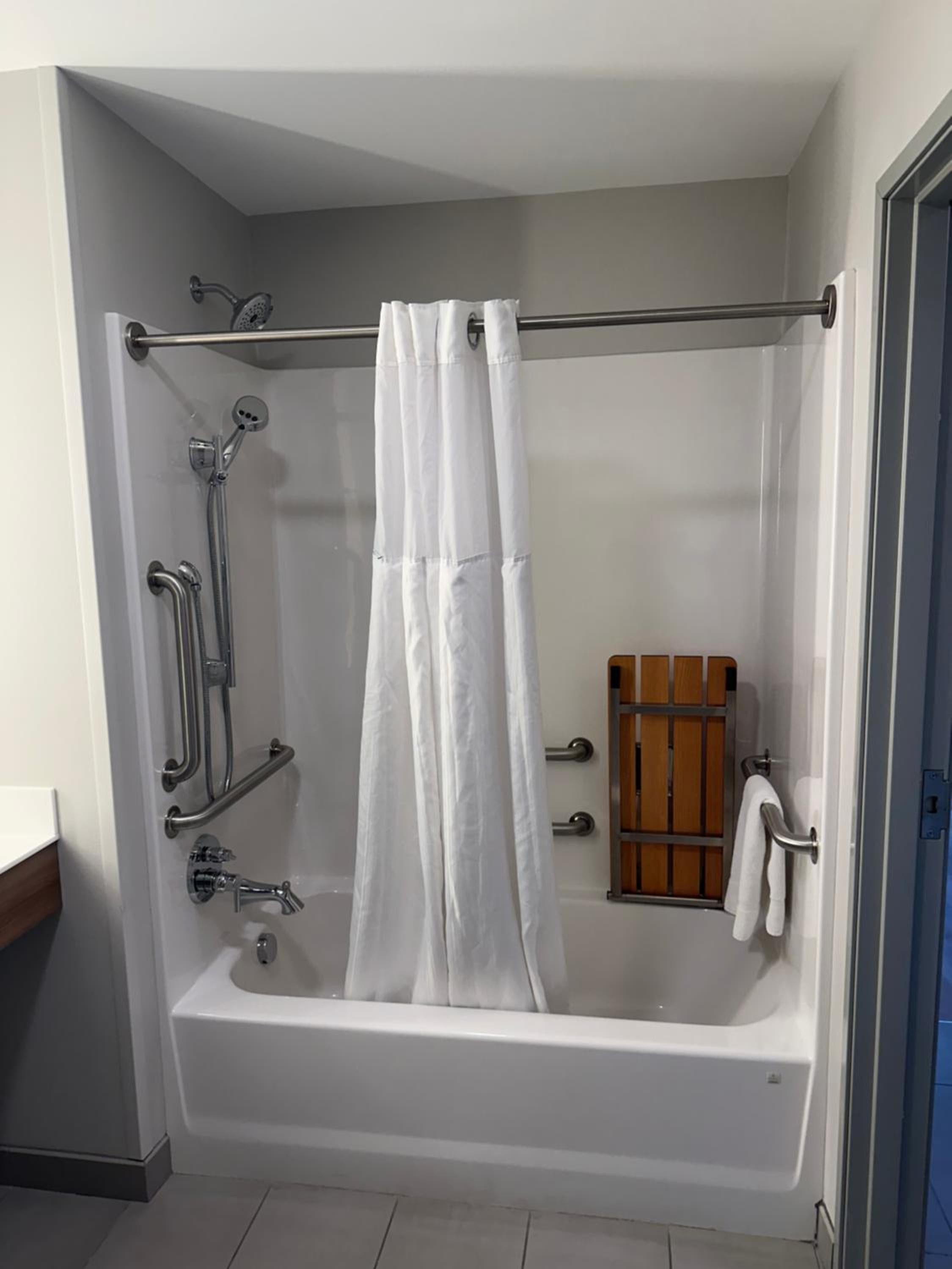 Queen Room with Two Queen Beds - Mobility Access/Non-Smoking - Photo 2