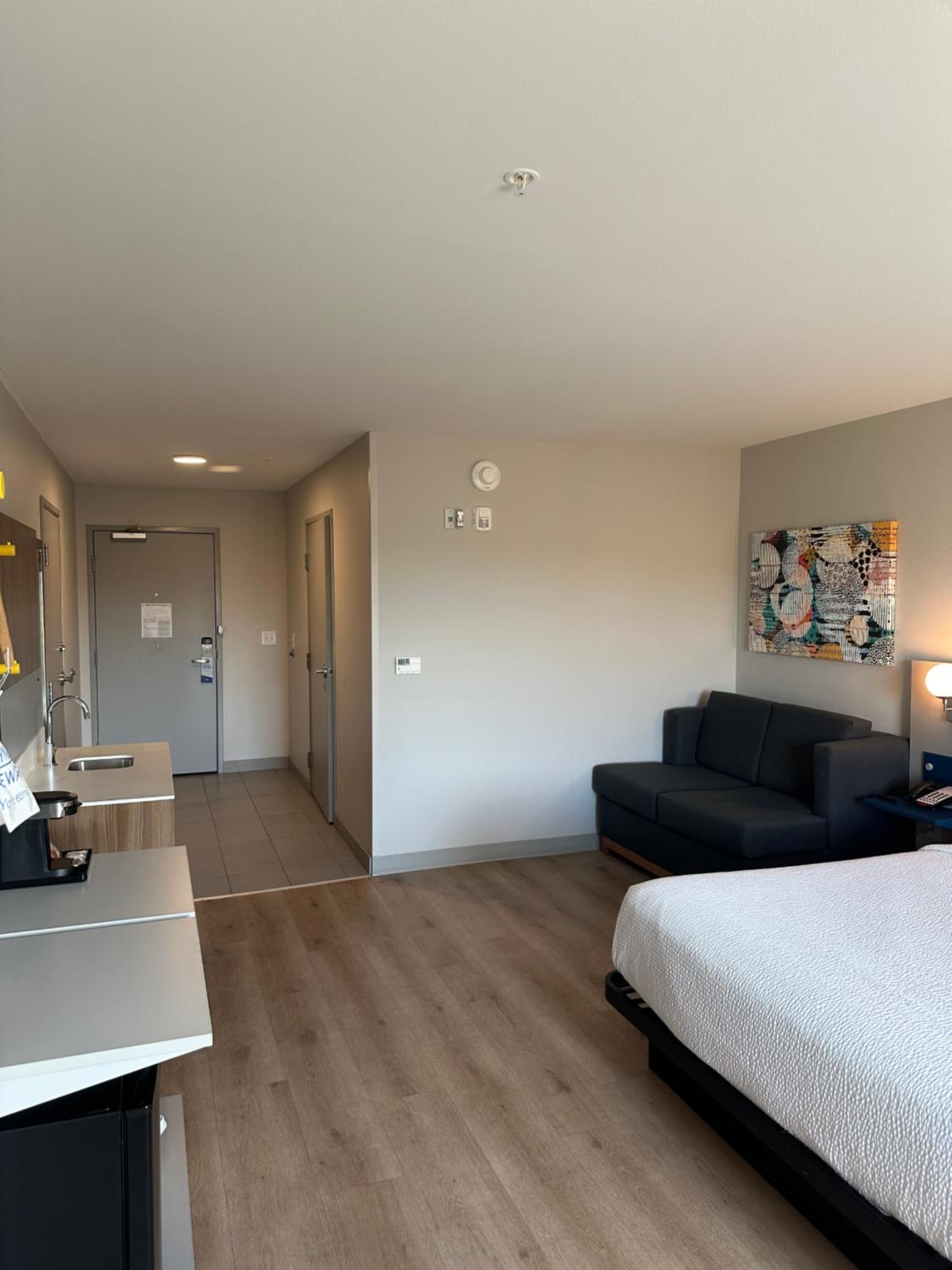 King Suite - Non-Smoking - Photo 5