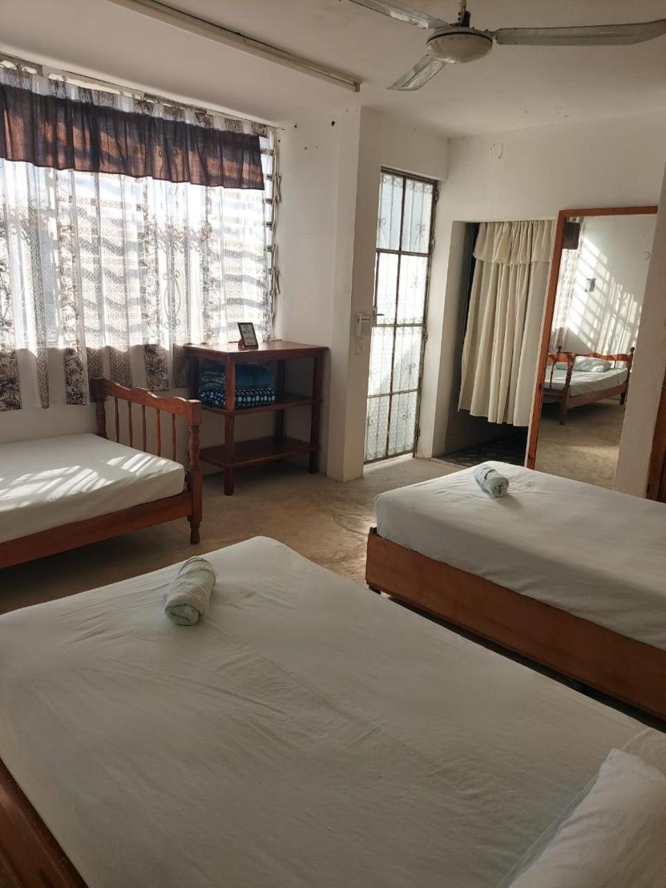 Economy Triple Room with Shared Bathroom photo 2