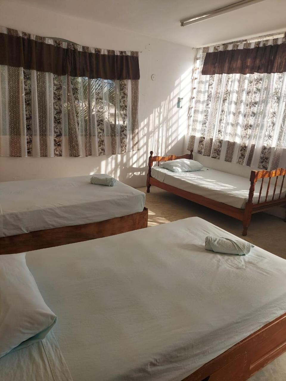 Economy Triple Room with Shared Bathroom photo 3