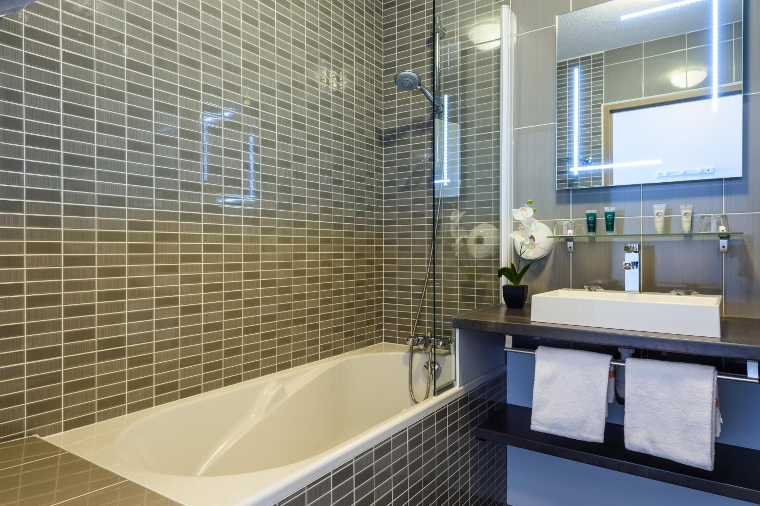 Twin Room - Photo 12