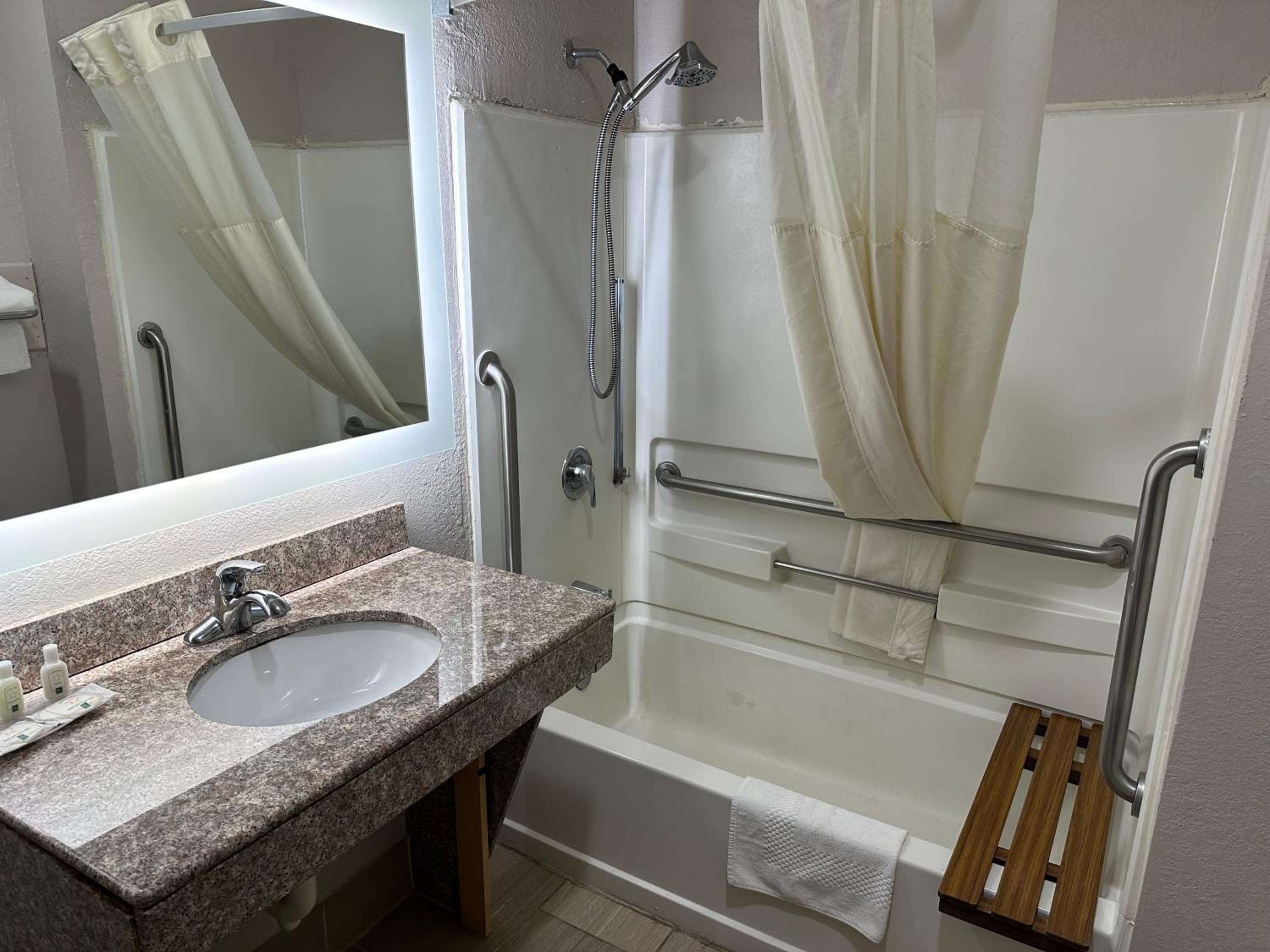 King Room - Accessible/Non-Smoking - Photo 3