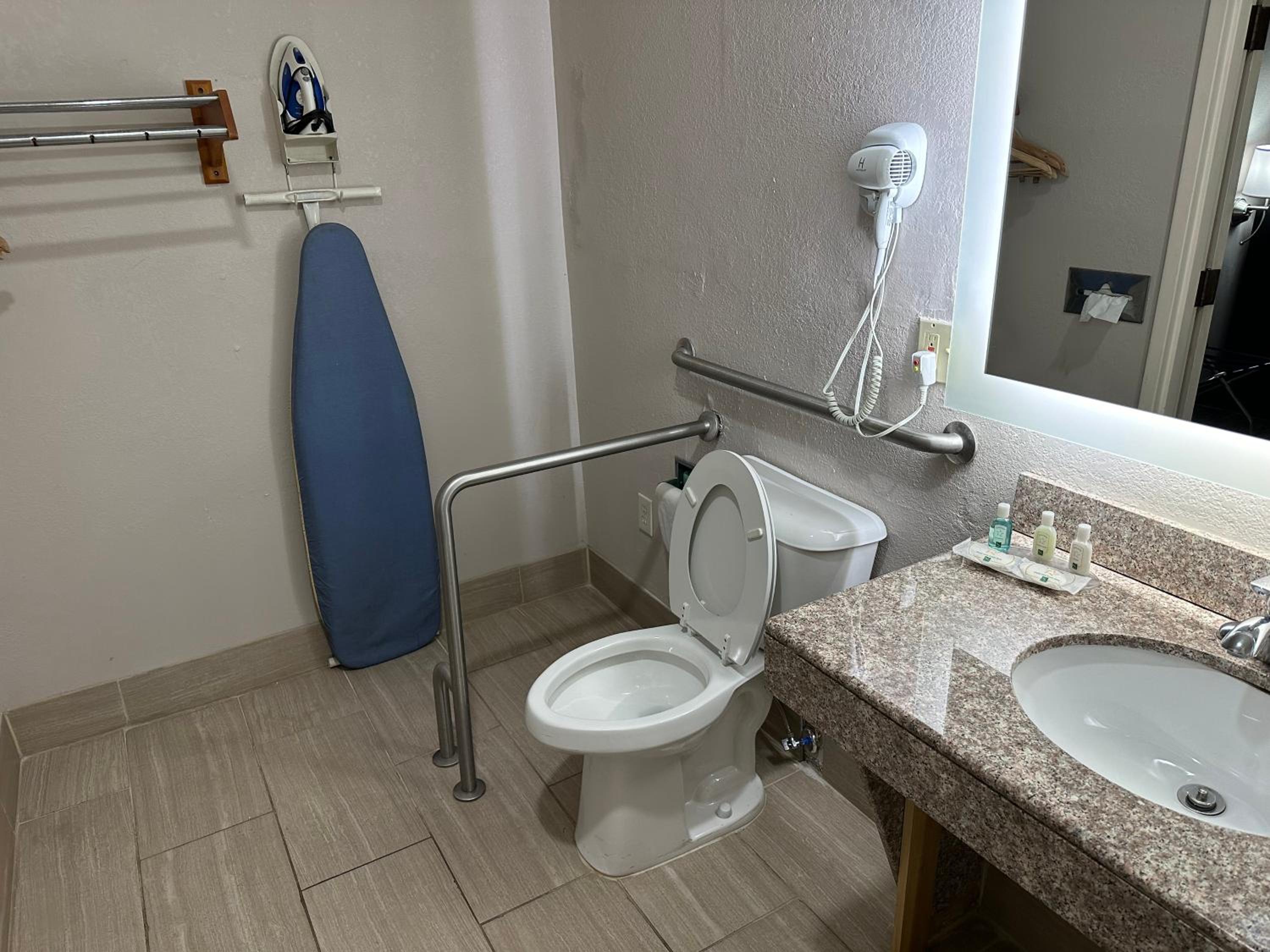 King Room - Accessible/Non-Smoking - Photo 2