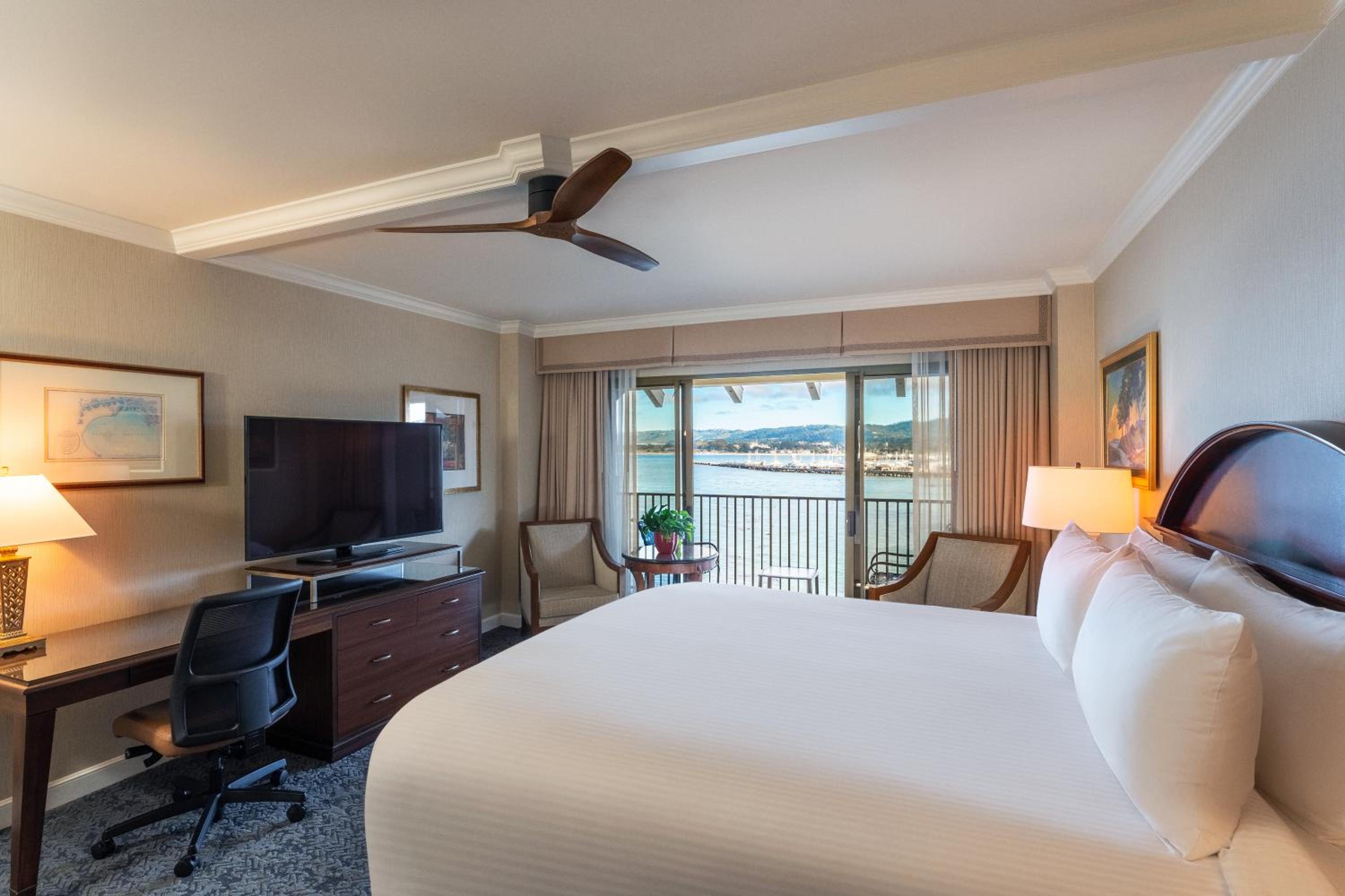 Deluxe King Room with Harbor View - Photo 4
