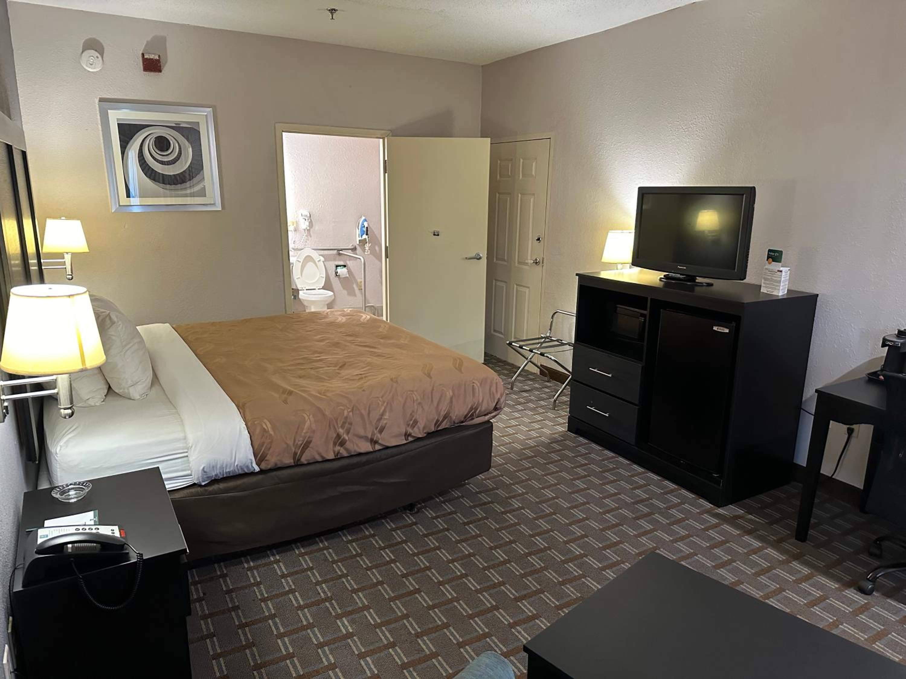 King Room - Accessible/Smoking - Photo 5