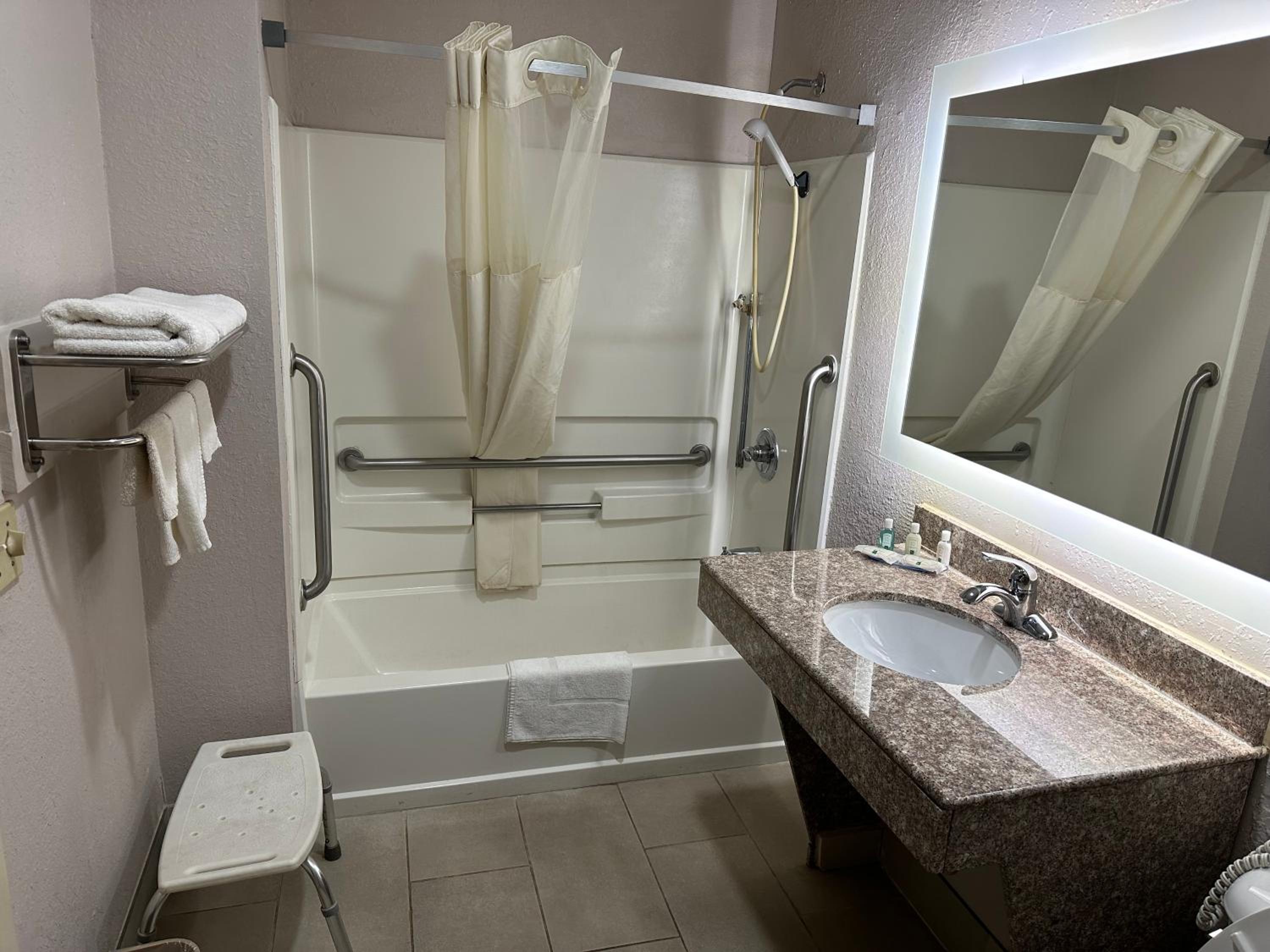 King Room - Accessible/Smoking - Photo 4