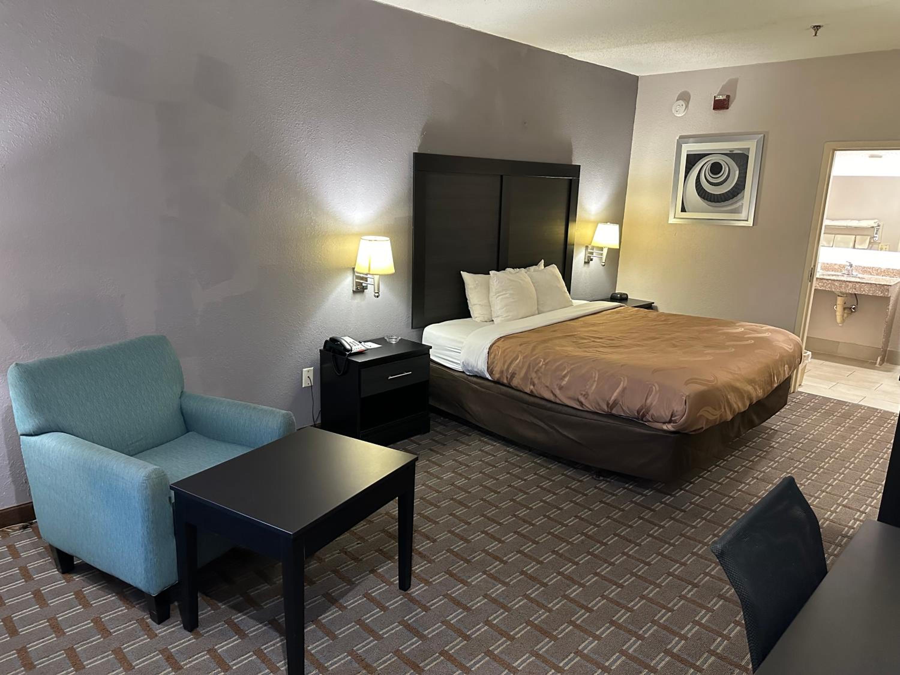 King Room - Accessible/Smoking - Photo 2
