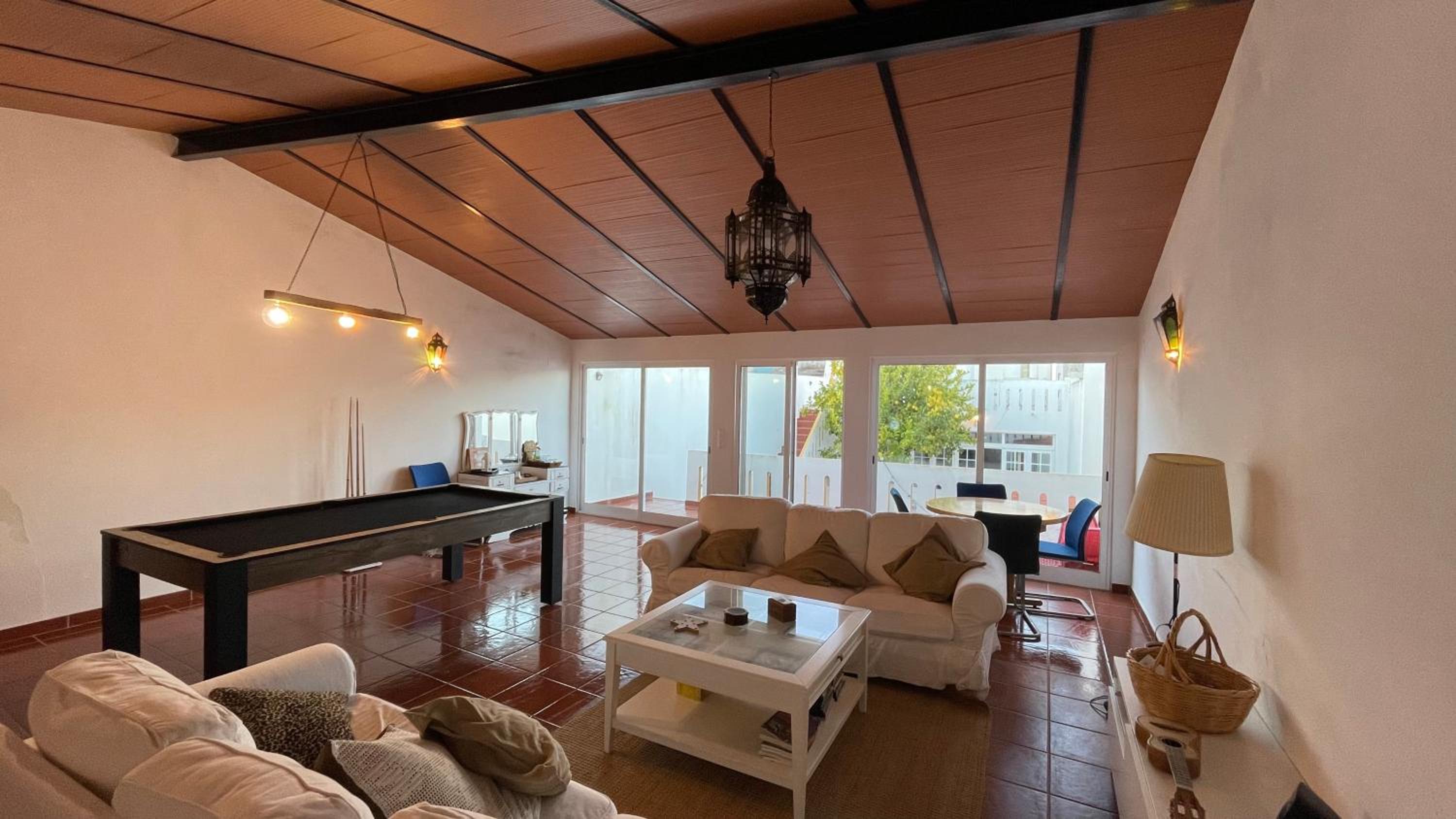 Five-Bedroom House photo 1