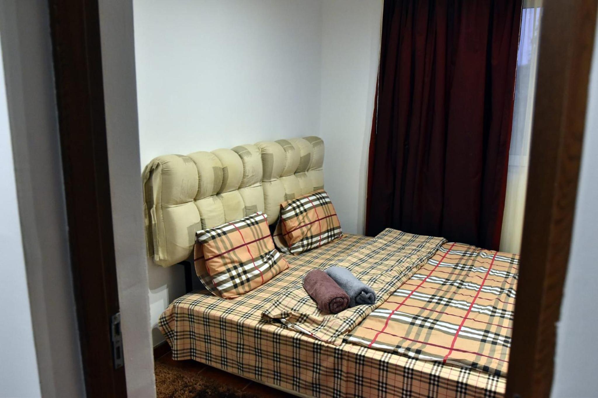 Six-Bedroom House photo 2