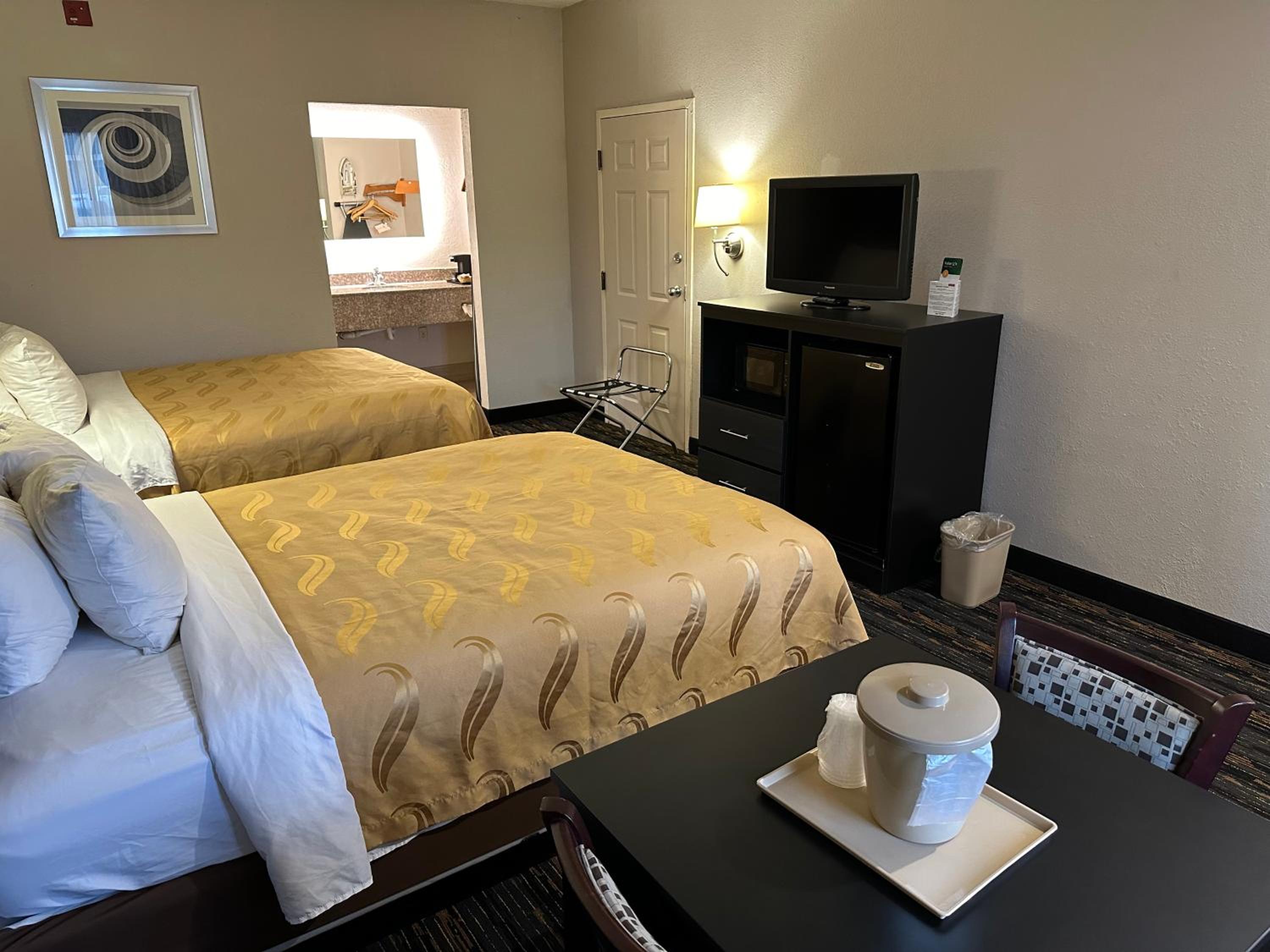 Queen Room with Two Queen Beds - Non-Smoking - Photo 3
