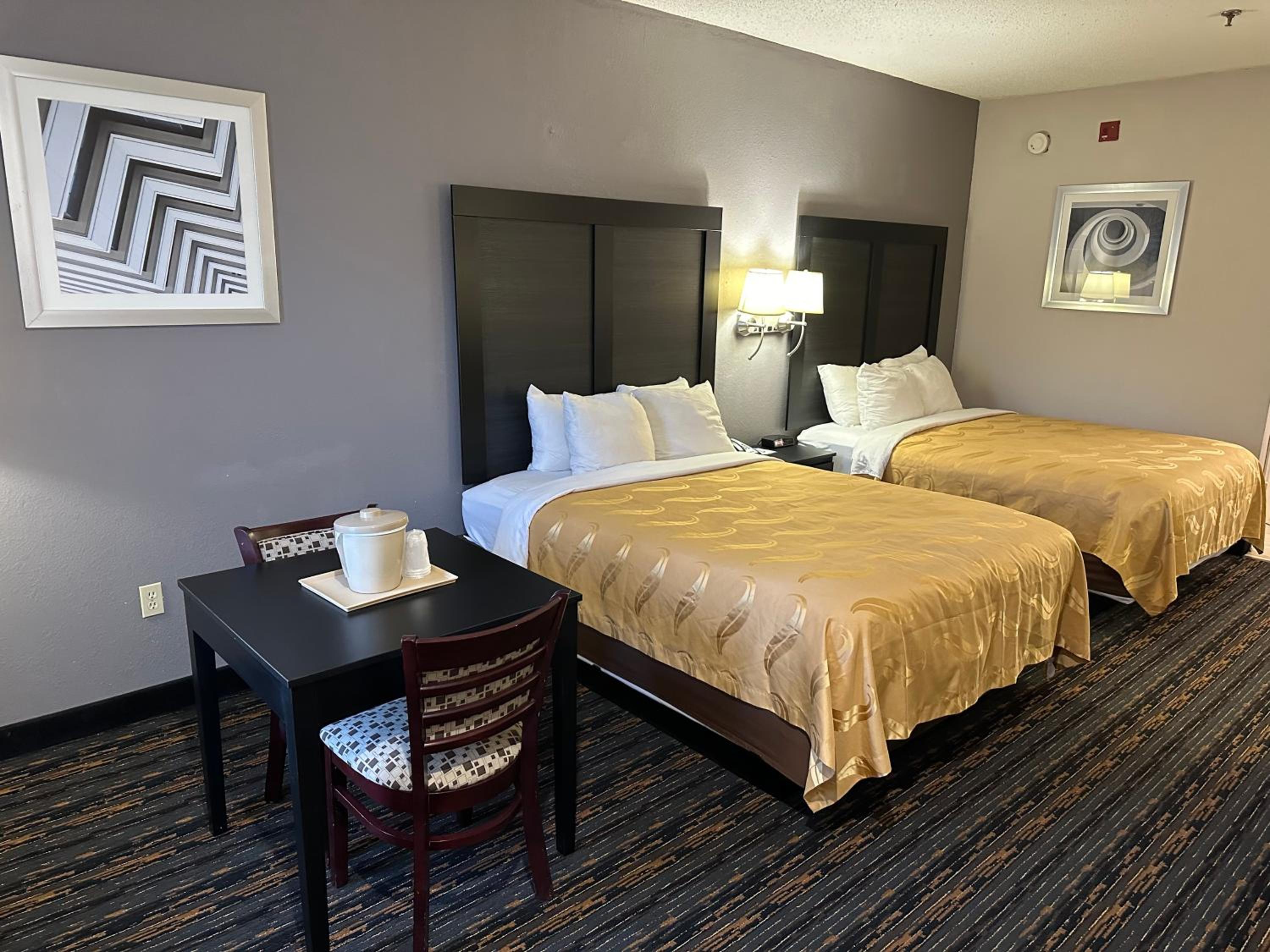 Queen Room with Two Queen Beds - Non-Smoking - Photo 2