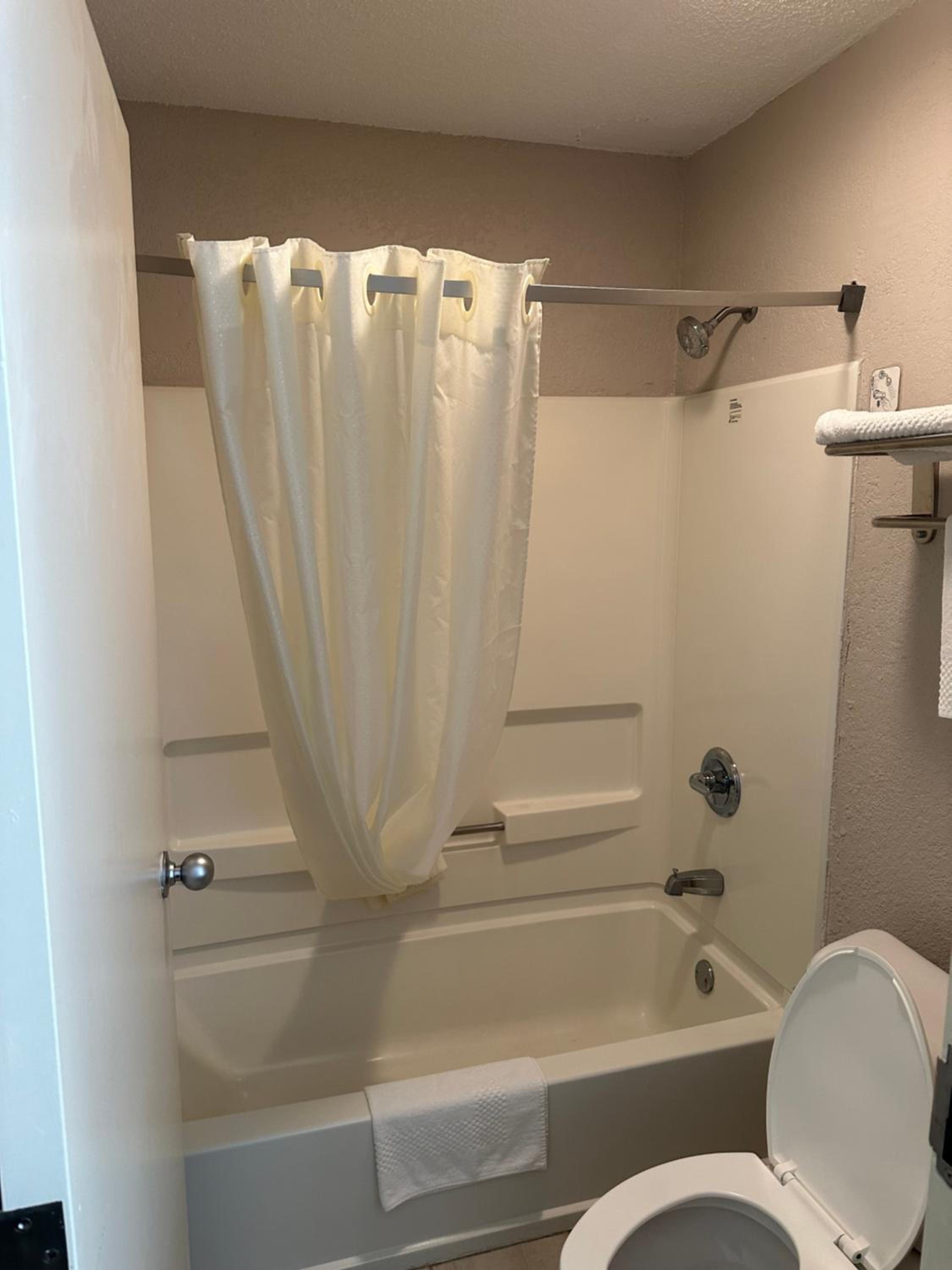 Queen Room with Two Queen Beds - Non-Smoking - Photo 5
