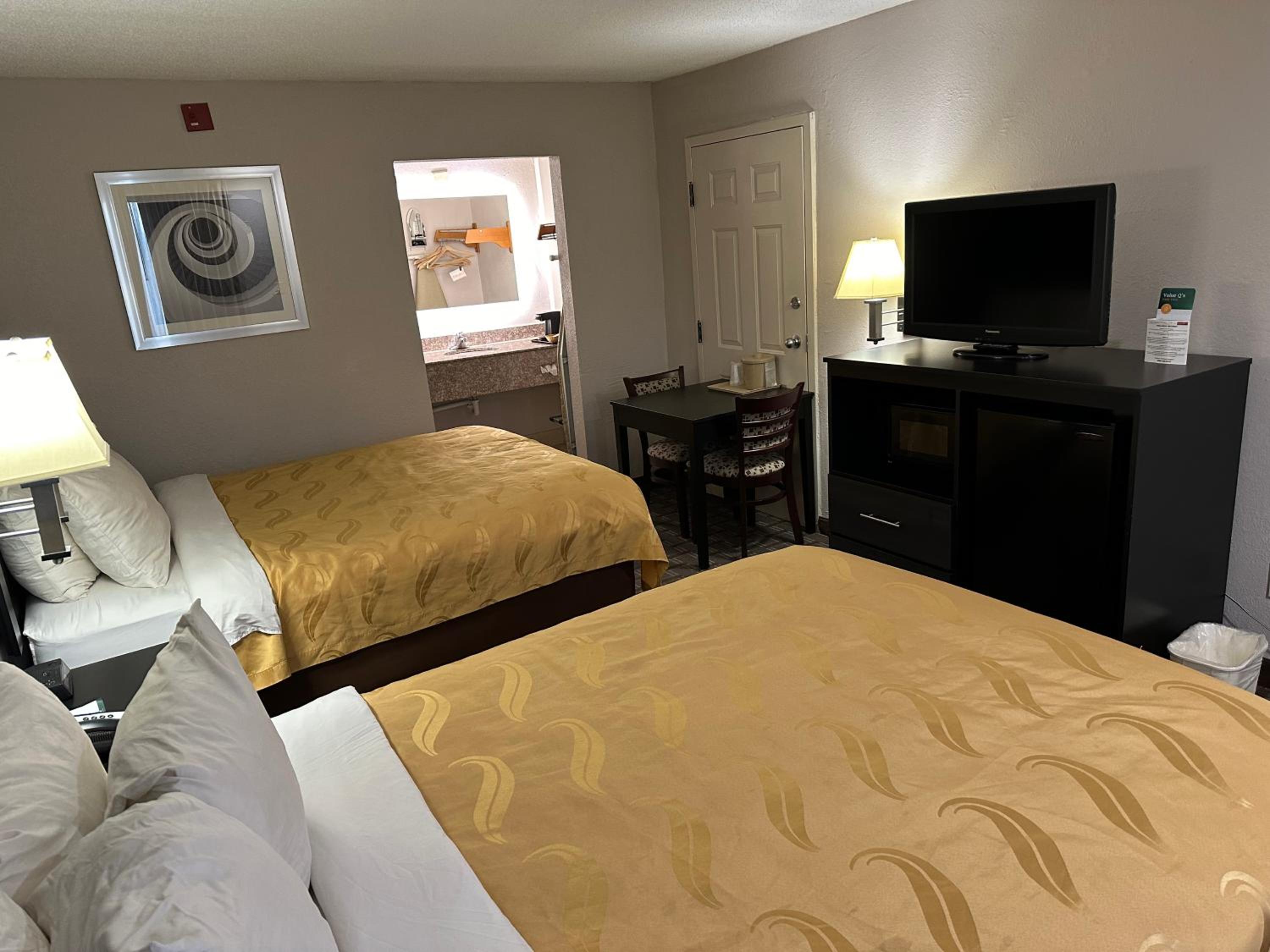 Queen Room with Two Queen Beds - Smoking - Photo 3