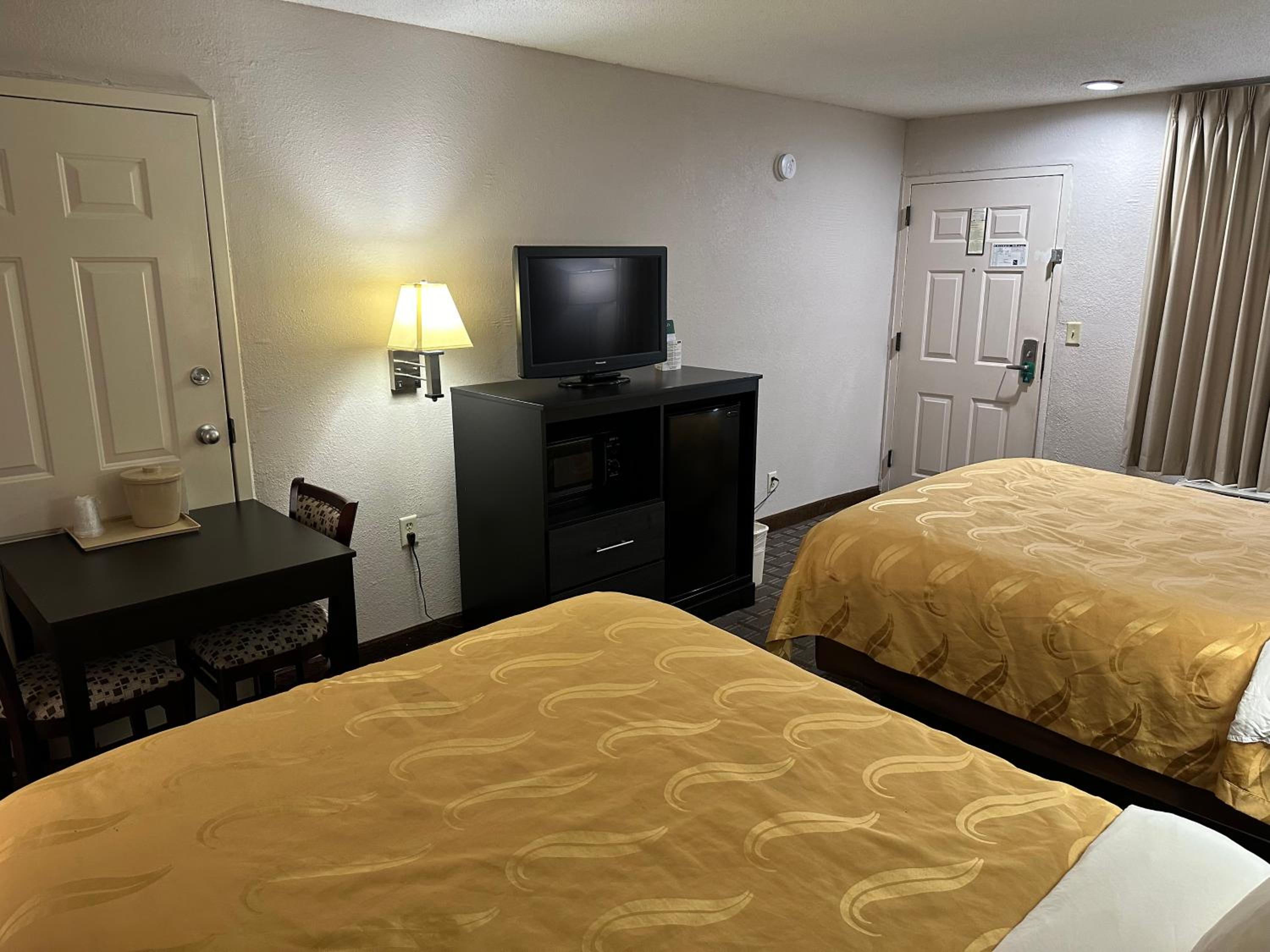 Queen Room with Two Queen Beds - Smoking - Photo 4