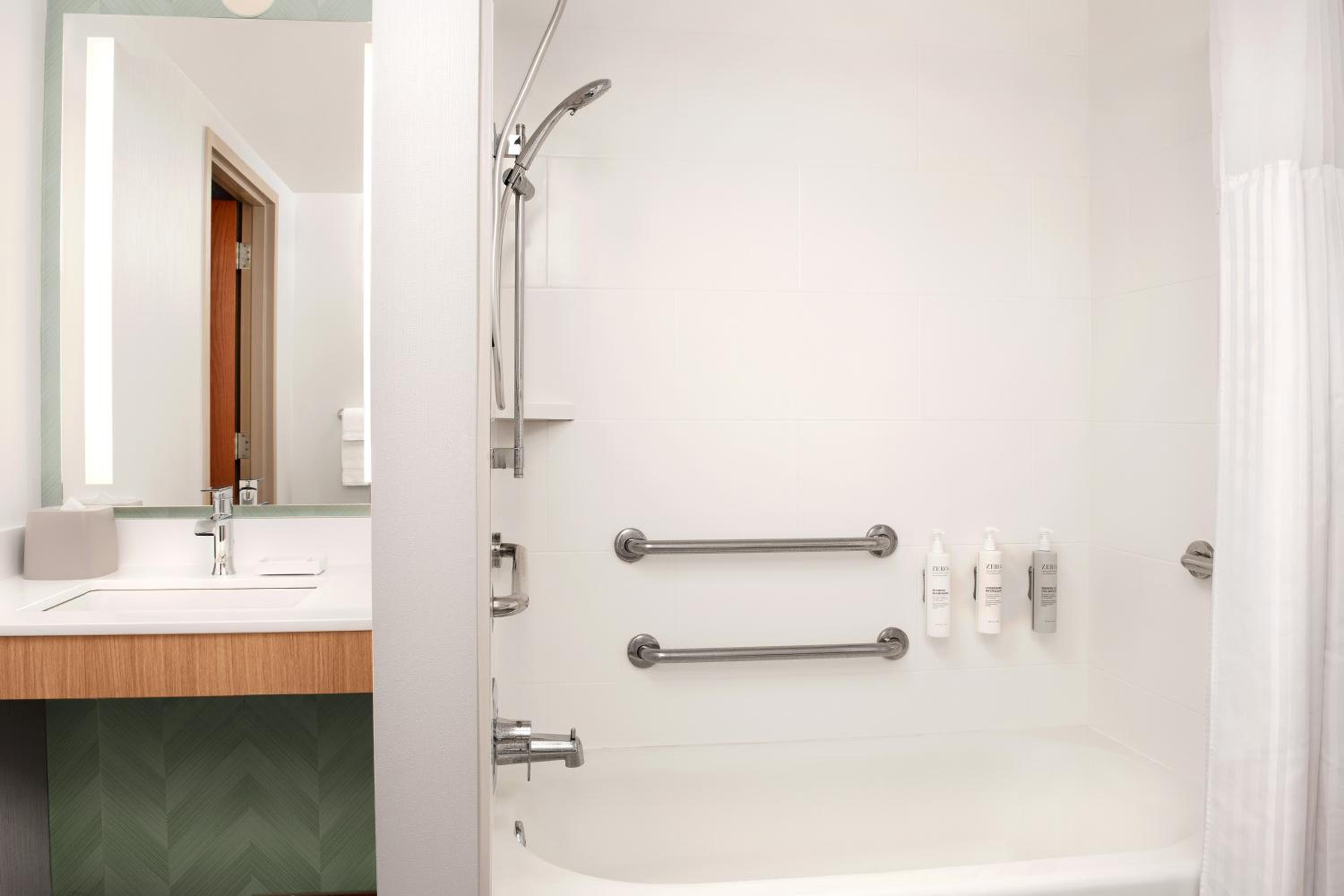 Double Room with Bath Tub - Mobility/Hearing Accessible - Photo 3