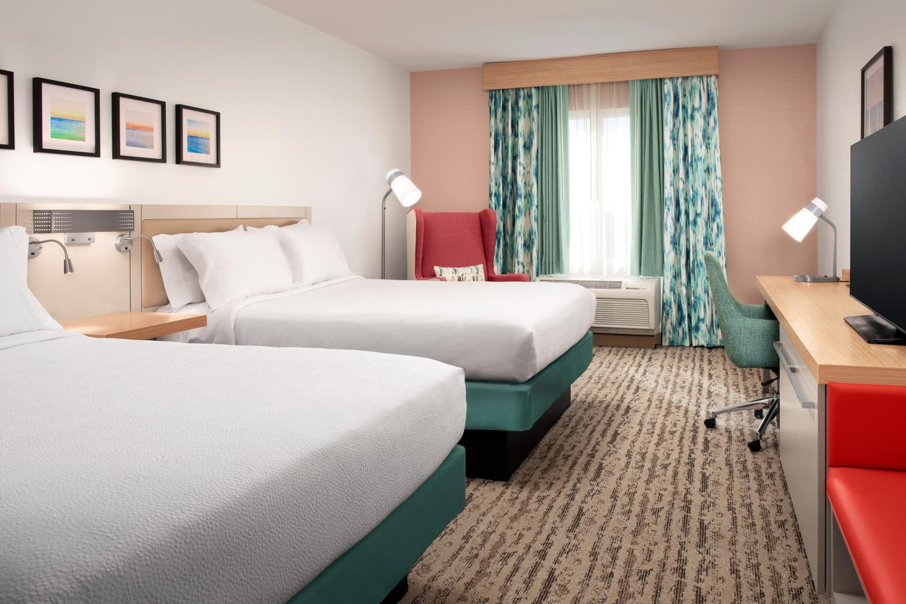 Queen Room with Two Queen Beds - Photo 4
