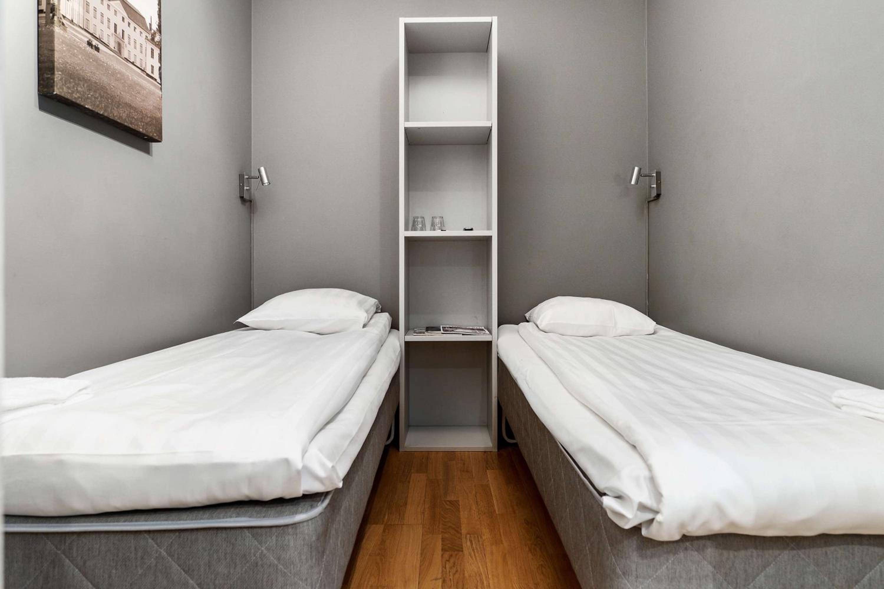 Twin Room with Shared Bathroom - No Window - Photo 1