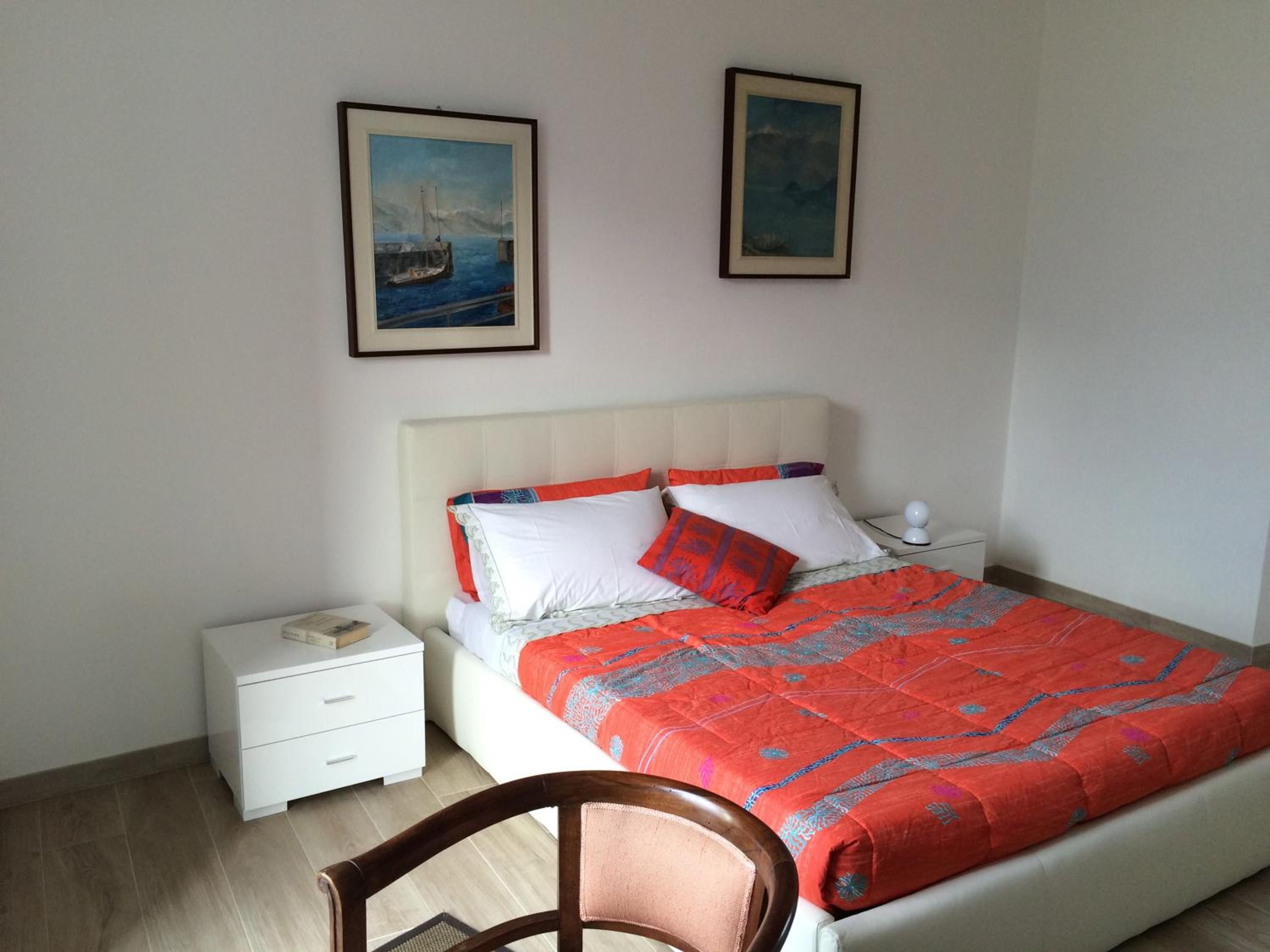 Apartment with Lake View - Photo 9