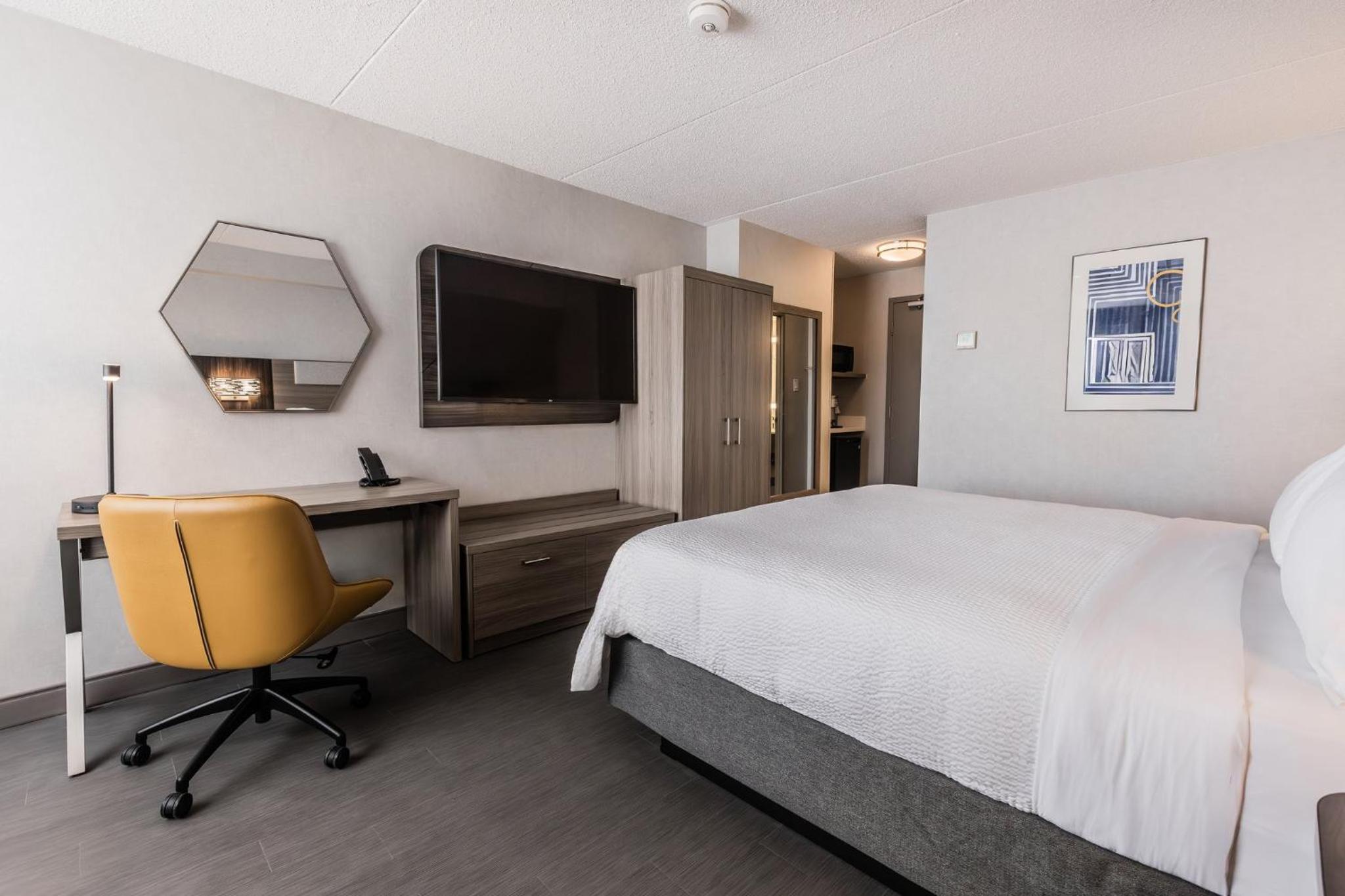Queen Room with Accessible Transfer Shower - Non-Smoking - Photo 3