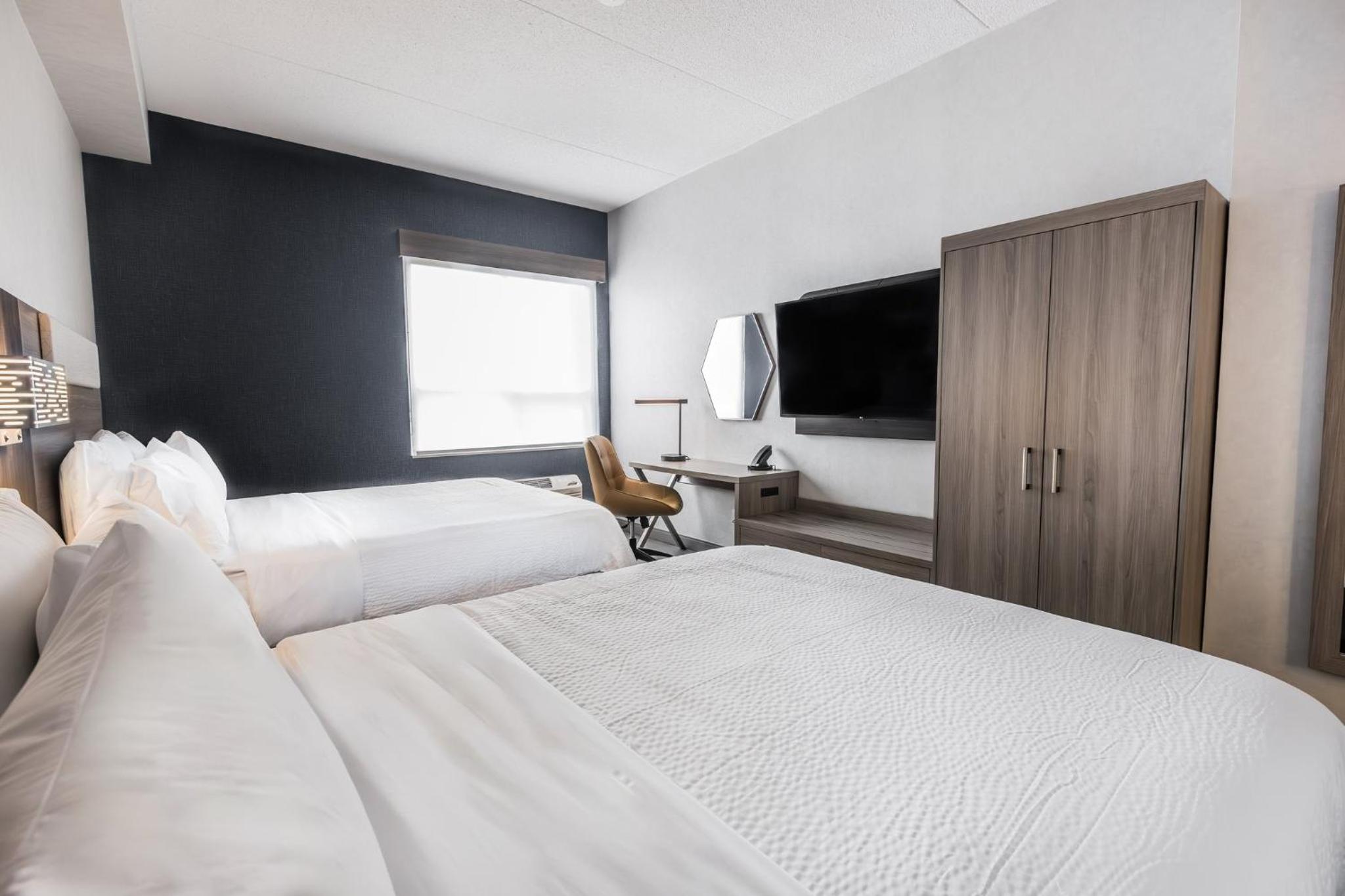 Standard Room with Two Queen Beds - Photo 29