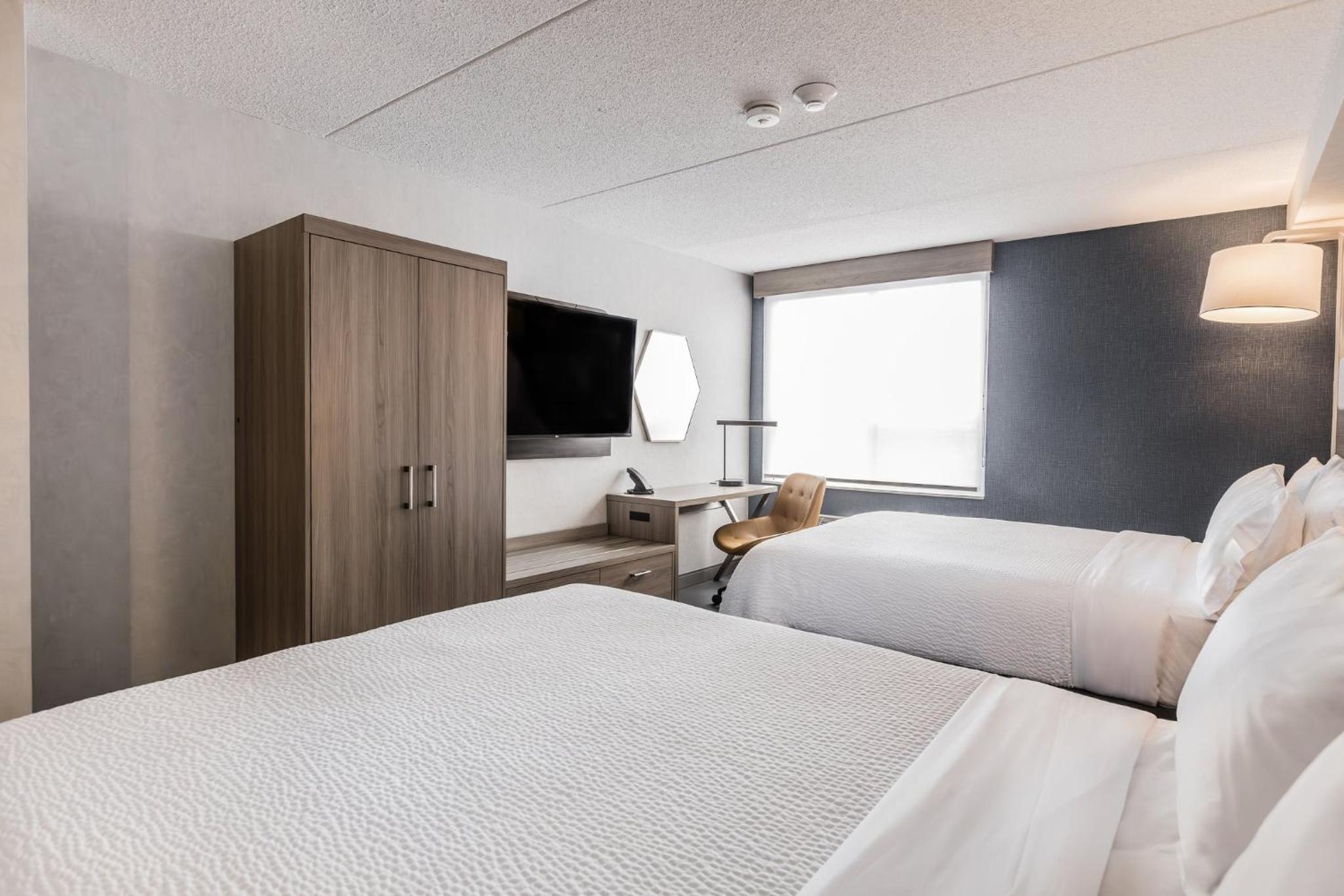 Standard Room with Two Queen Beds - Photo 26