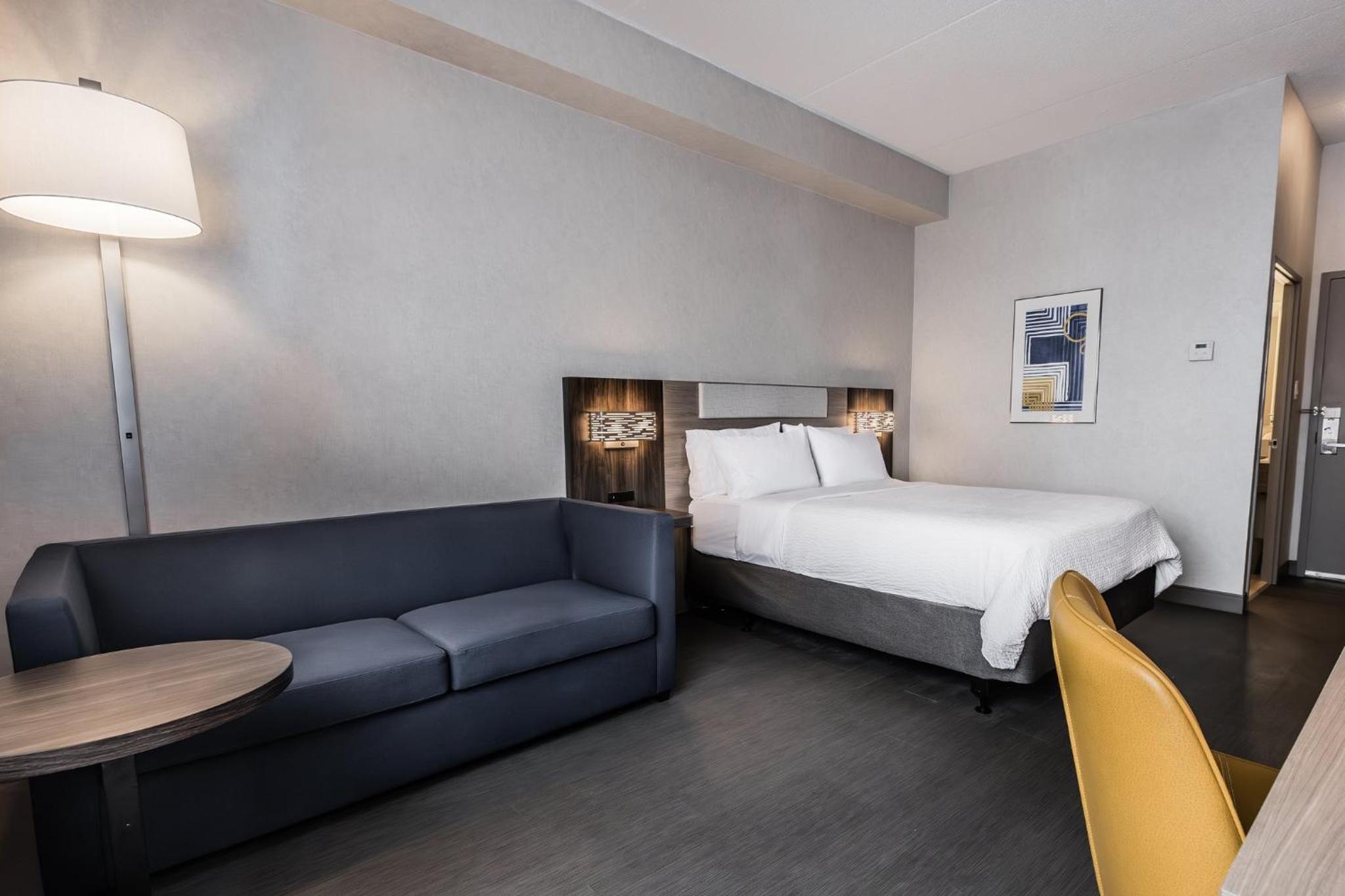 Standard Queen Room with Sofa Bed and Mobility Accessible Shower - Photo 13