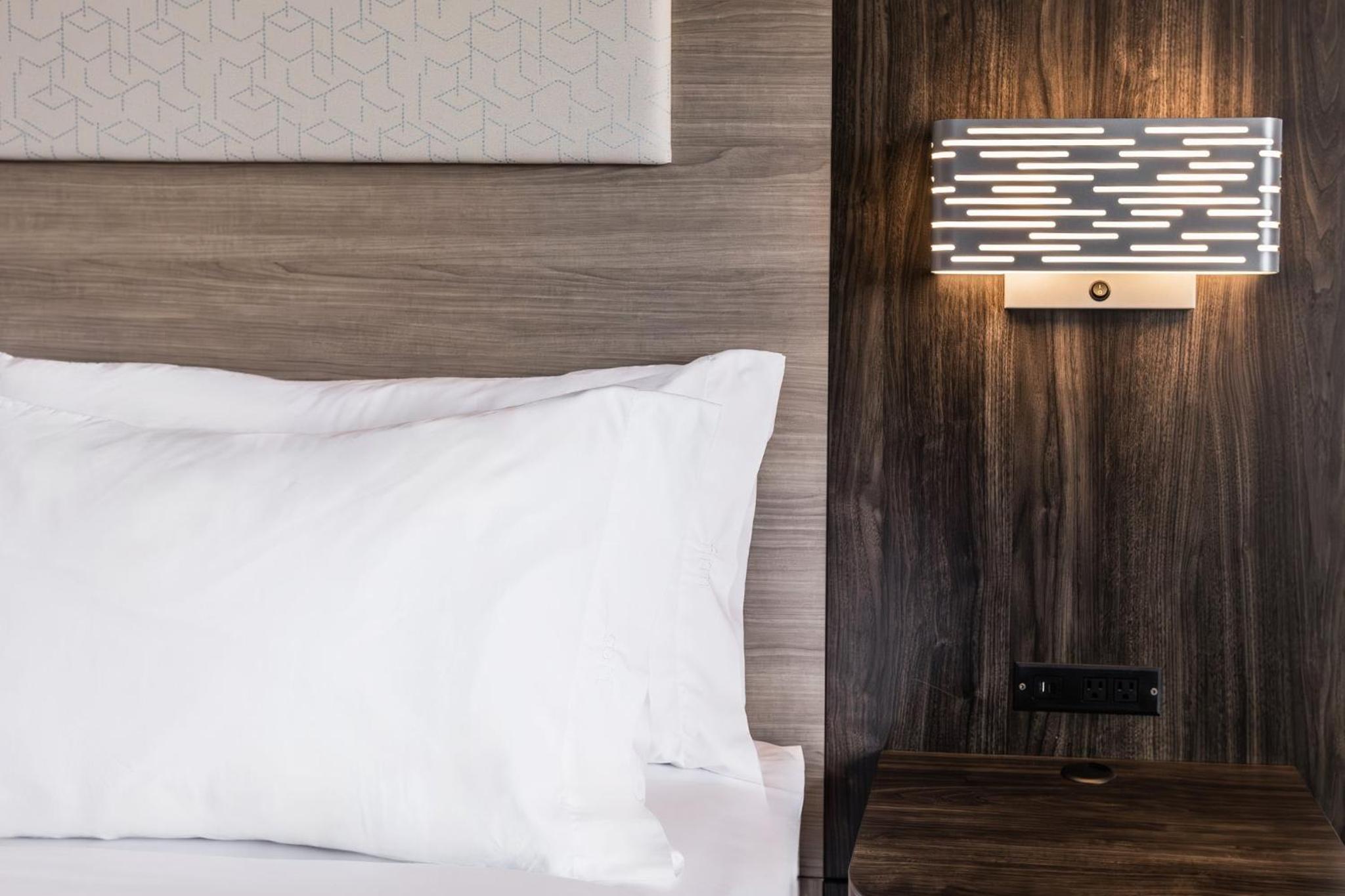 Standard King Room - Photo 23