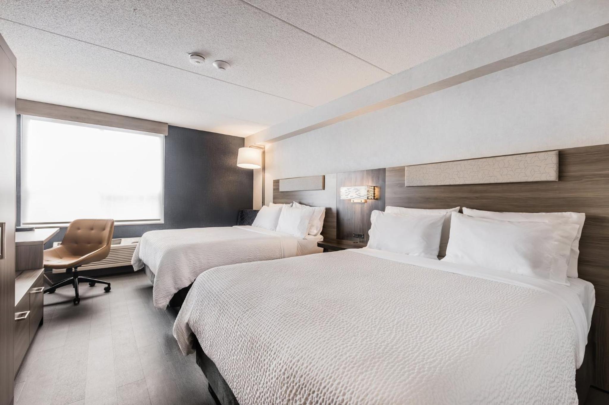 Standard Room with Two Queen Beds - Photo 4