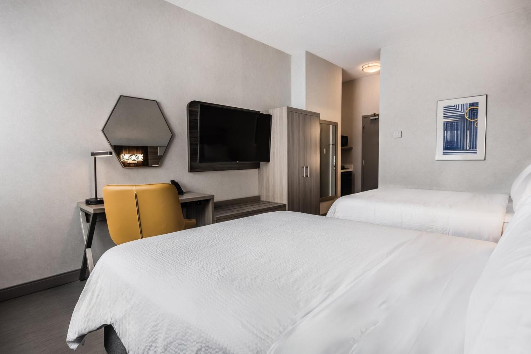 Standard Room with Two Queen Beds - Photo 32